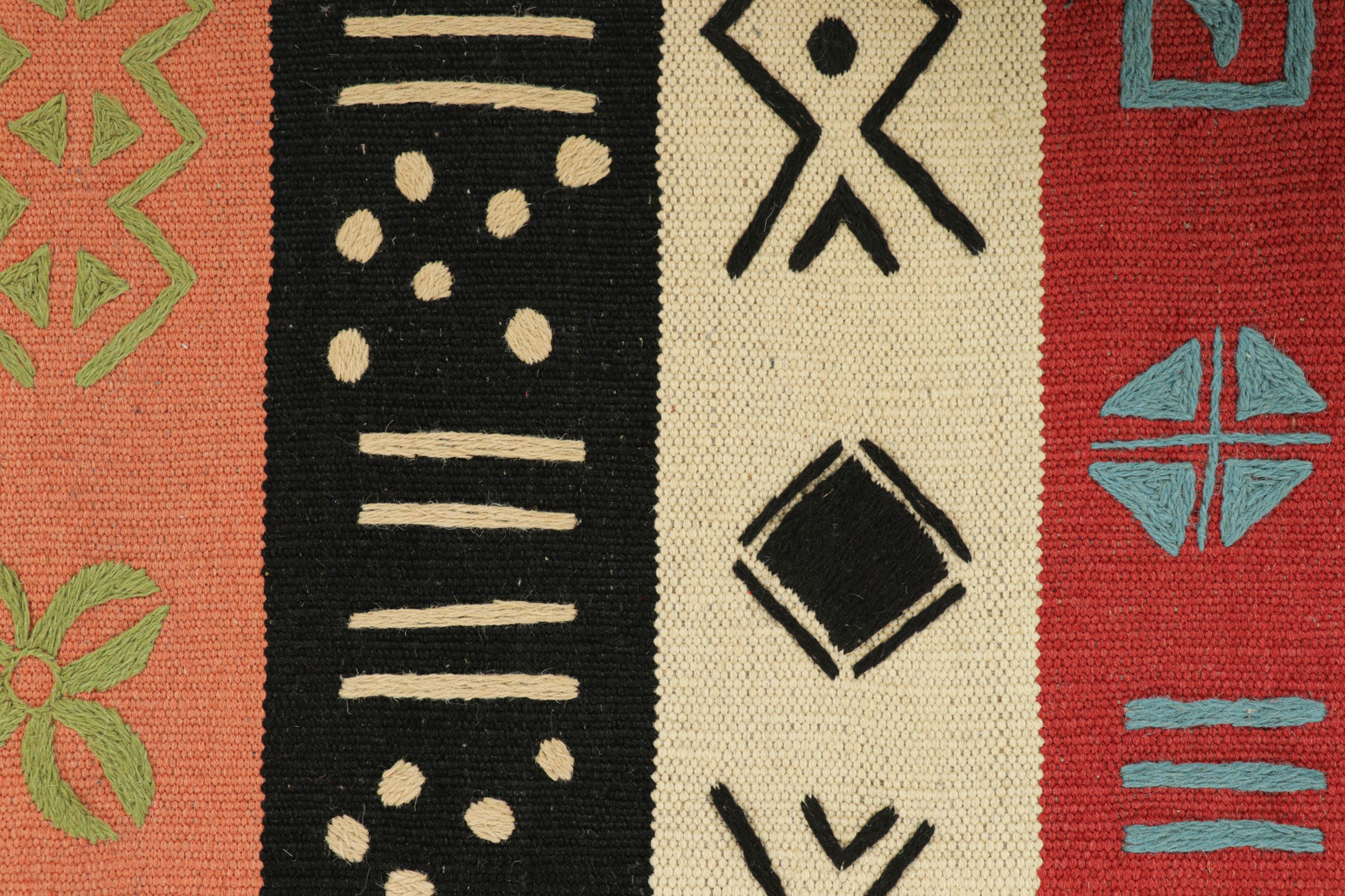 Pakistano Rug & Kilim: Kilim in stile Suzani con strisce e motivi geometrici tribali in vendita