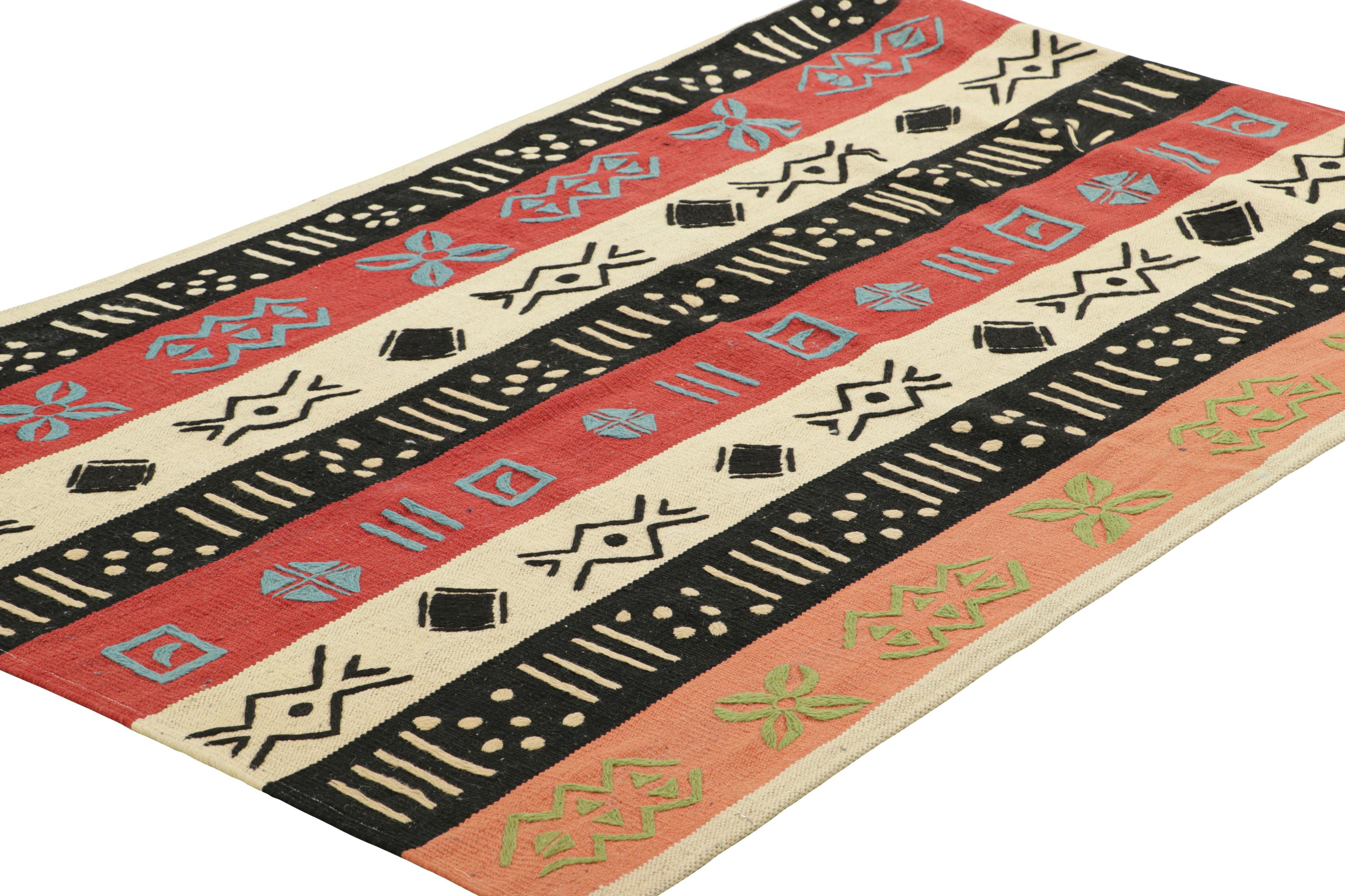 Tessuto a mano Rug & Kilim: Kilim in stile Suzani con strisce e motivi geometrici tribali in vendita