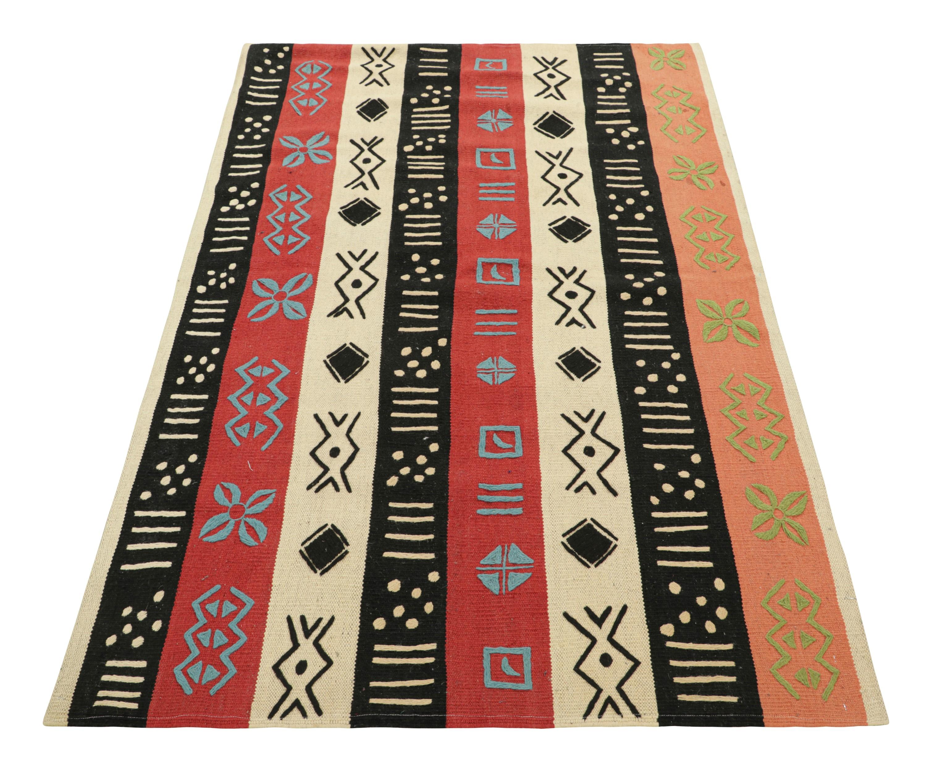 Rug & Kilim: Kilim in stile Suzani con strisce e motivi geometrici tribali In condizioni Nuovo in vendita a Long Island City, NY