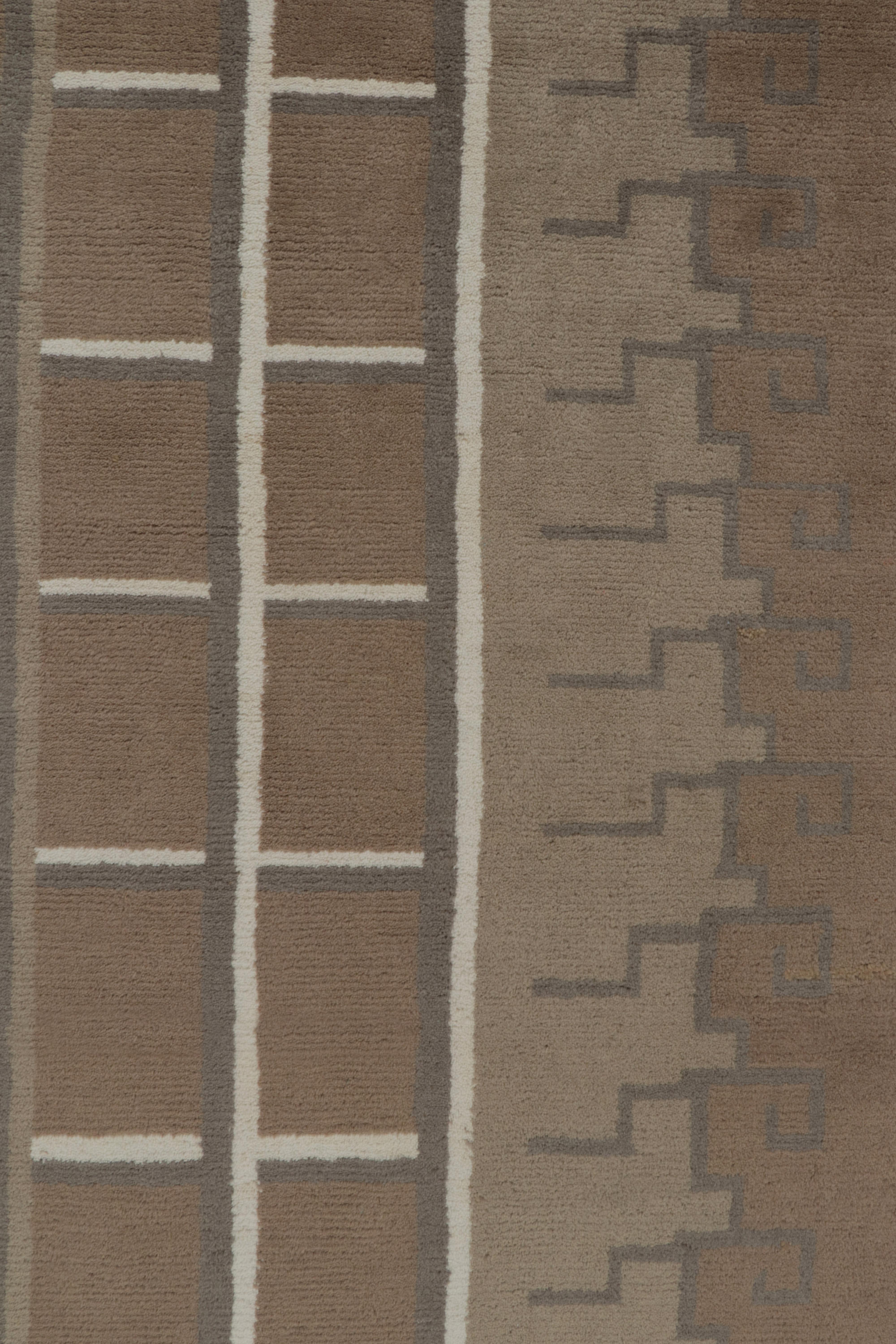 Rug & Kilim's Teppich im schwedischen Deko-Stil in Beige-Braun und Grauen Geometrischen Mustern im Zustand „Neu“ im Angebot in Long Island City, NY