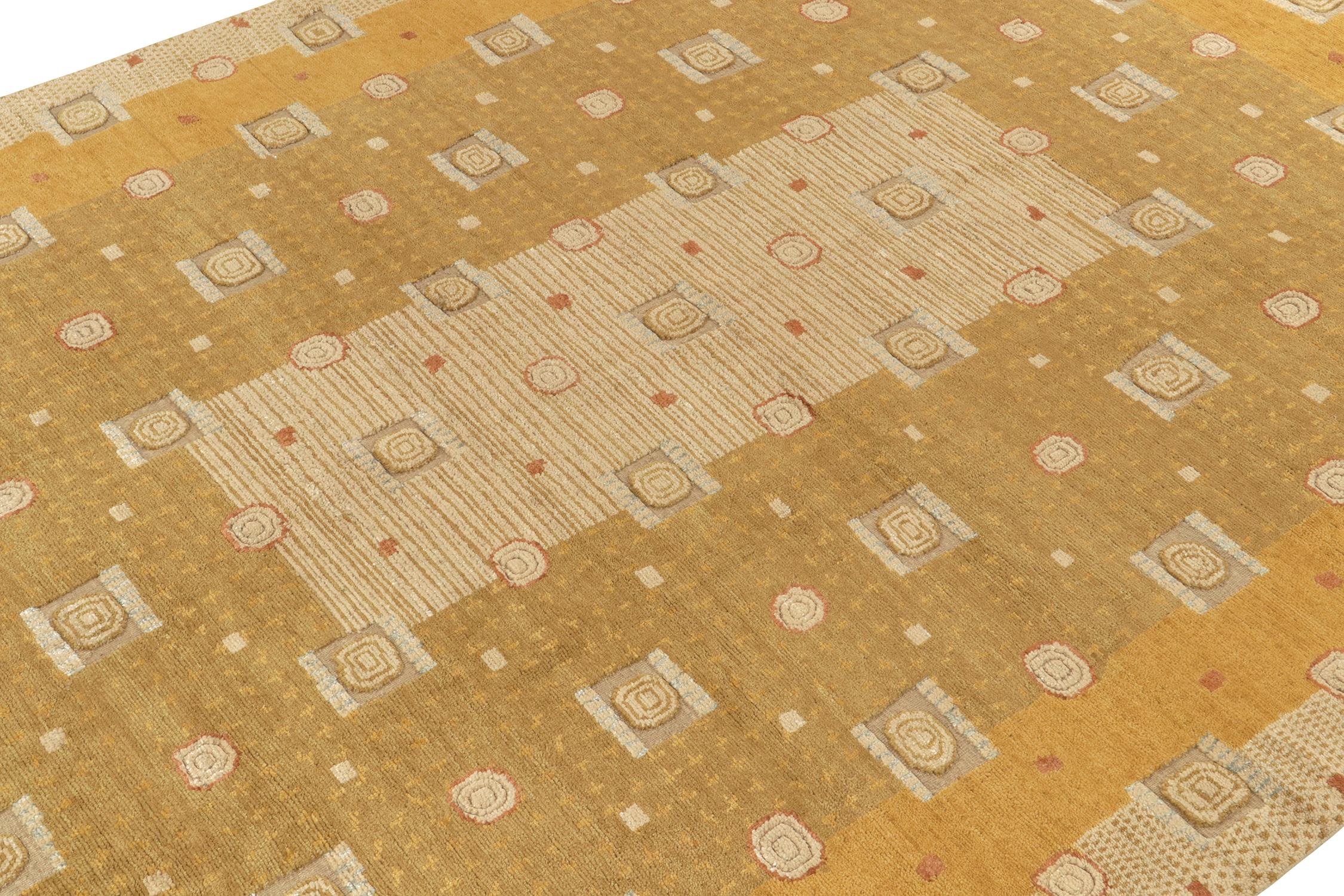 Schwedischer Teppich im Deko-Stil von Teppich &amp; Kilims mit geometrischem Muster in Gold und Beige-Brown (Indisch) im Angebot