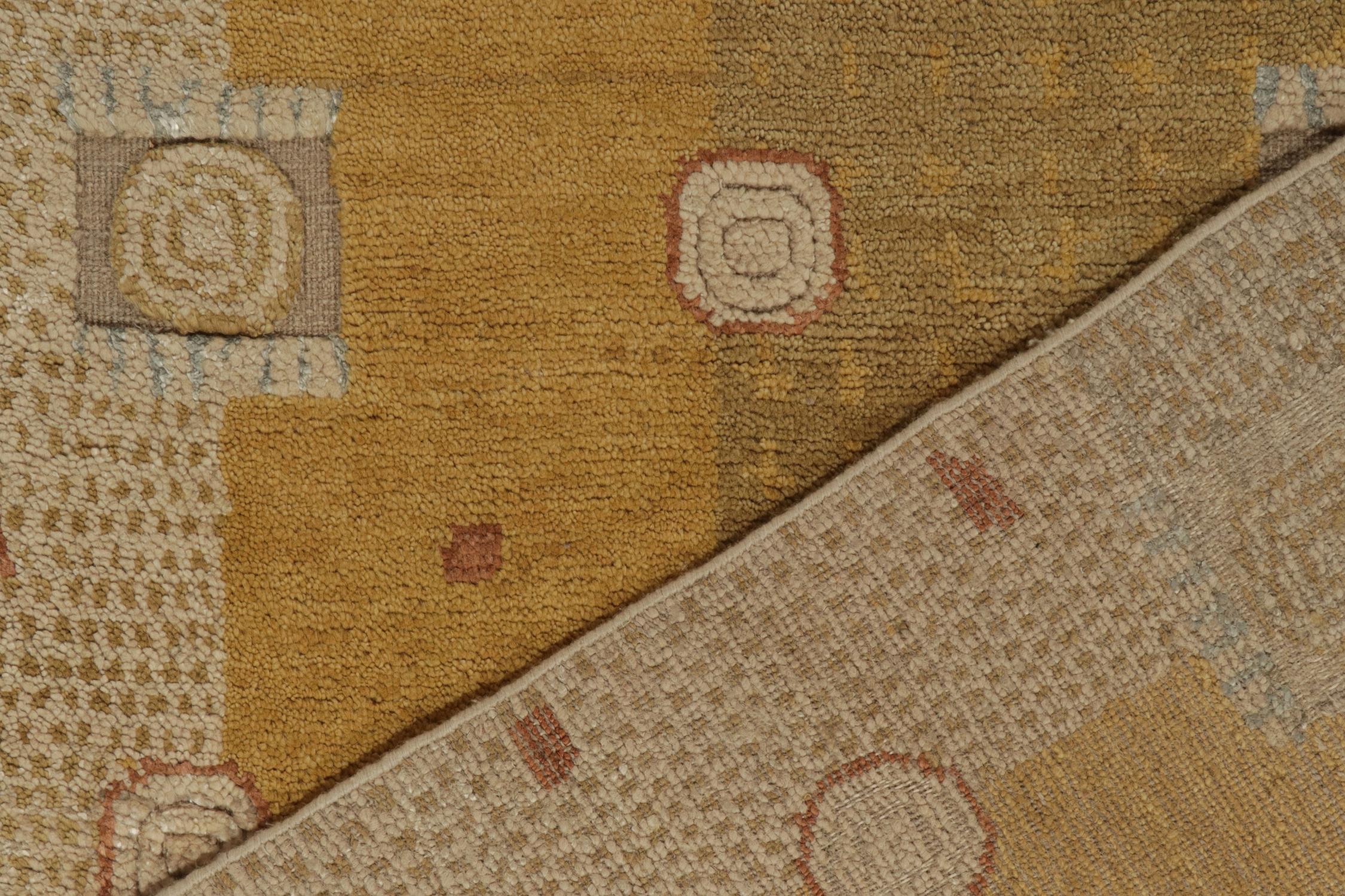 Schwedischer Teppich im Deko-Stil von Teppich &amp; Kilims mit geometrischem Muster in Gold und Beige-Brown im Zustand „Neu“ im Angebot in Long Island City, NY