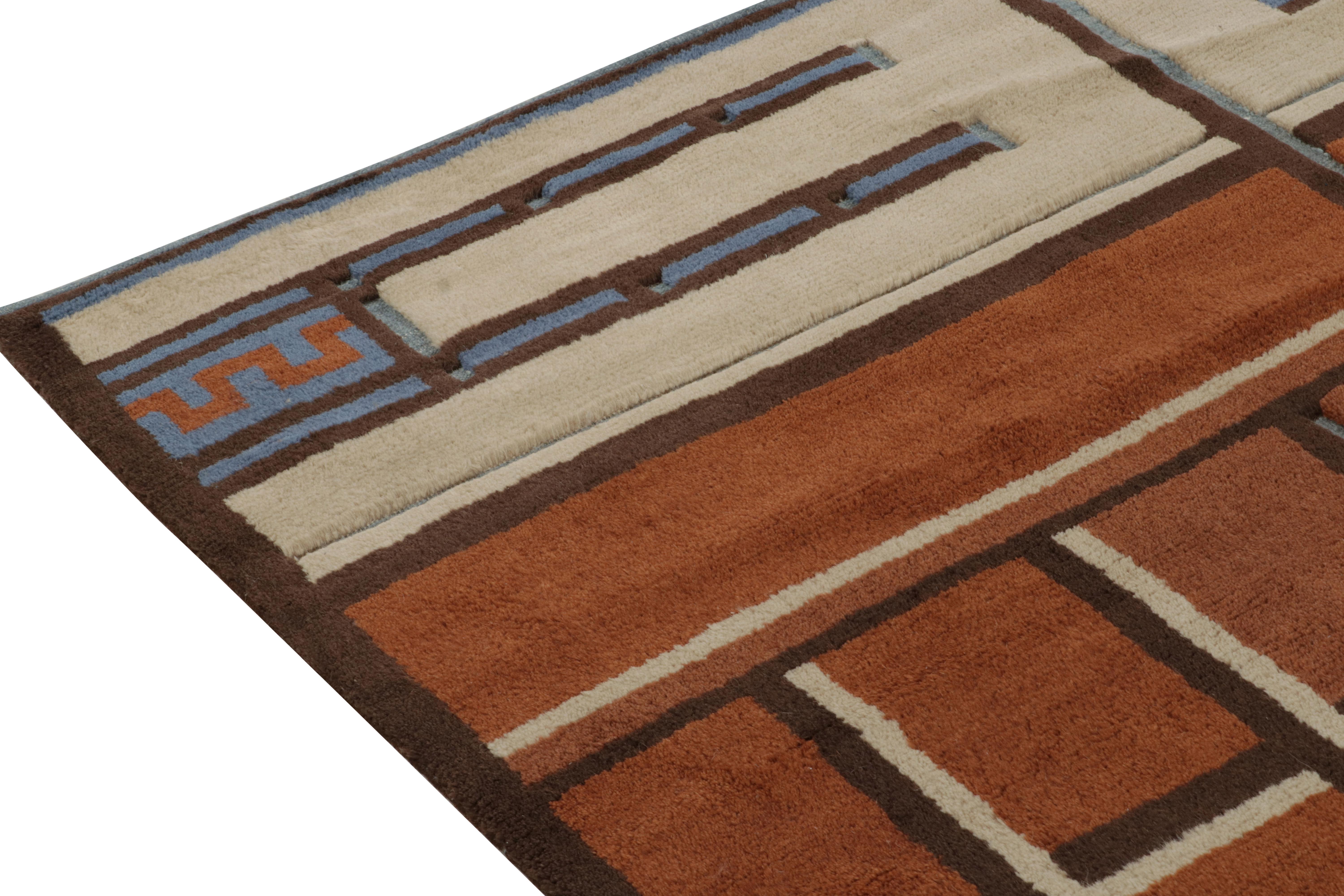Annodato a mano Rug & Kilim è un tappeto in stile Swedish Deco con motivi arancio-ruggine, beige-marrone e blu. in vendita