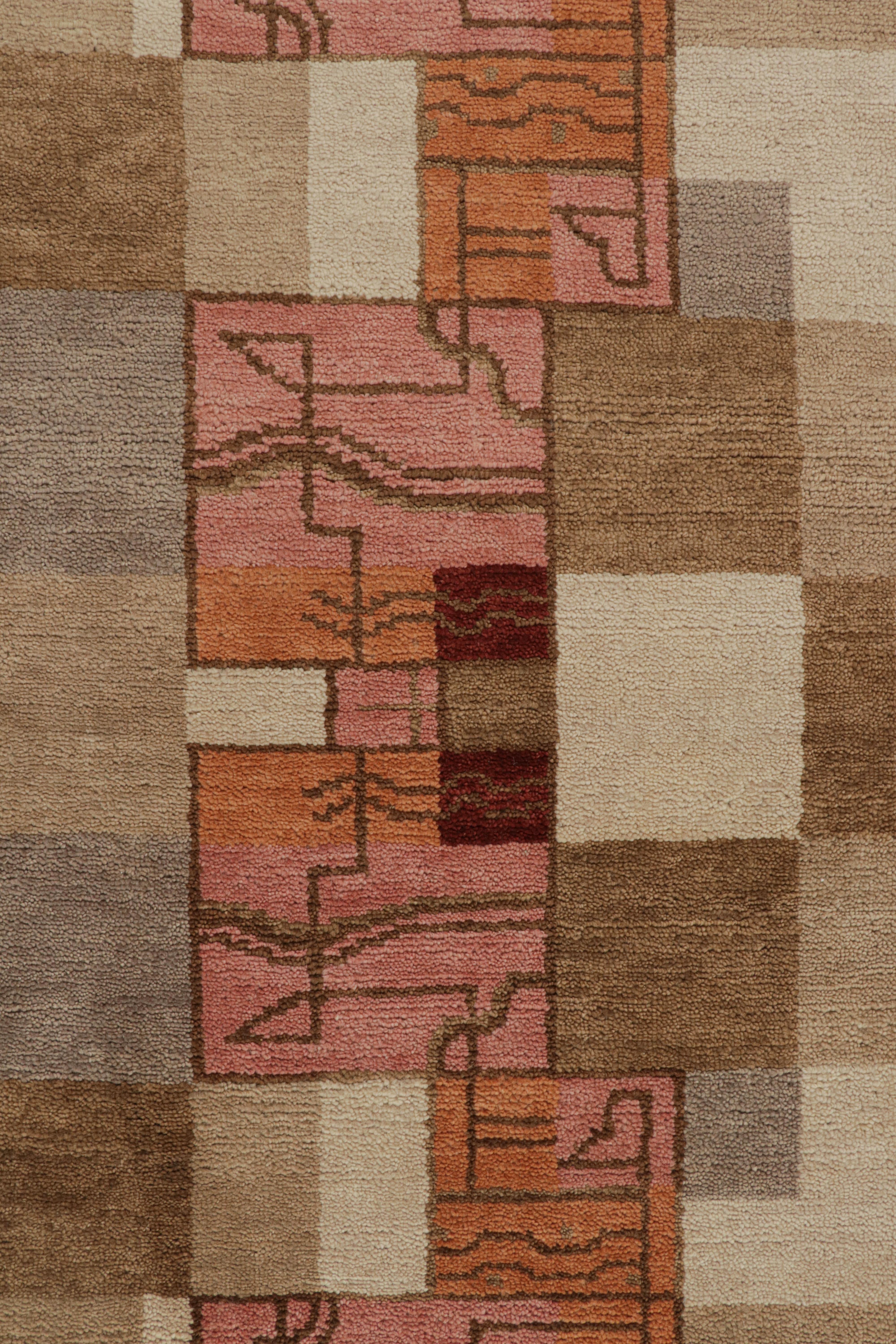 Rug & Kilim's Art Deco Teppich im schwedischen Stil in Braun, Grau, Rot, Rosa Mustern (Art déco) im Angebot