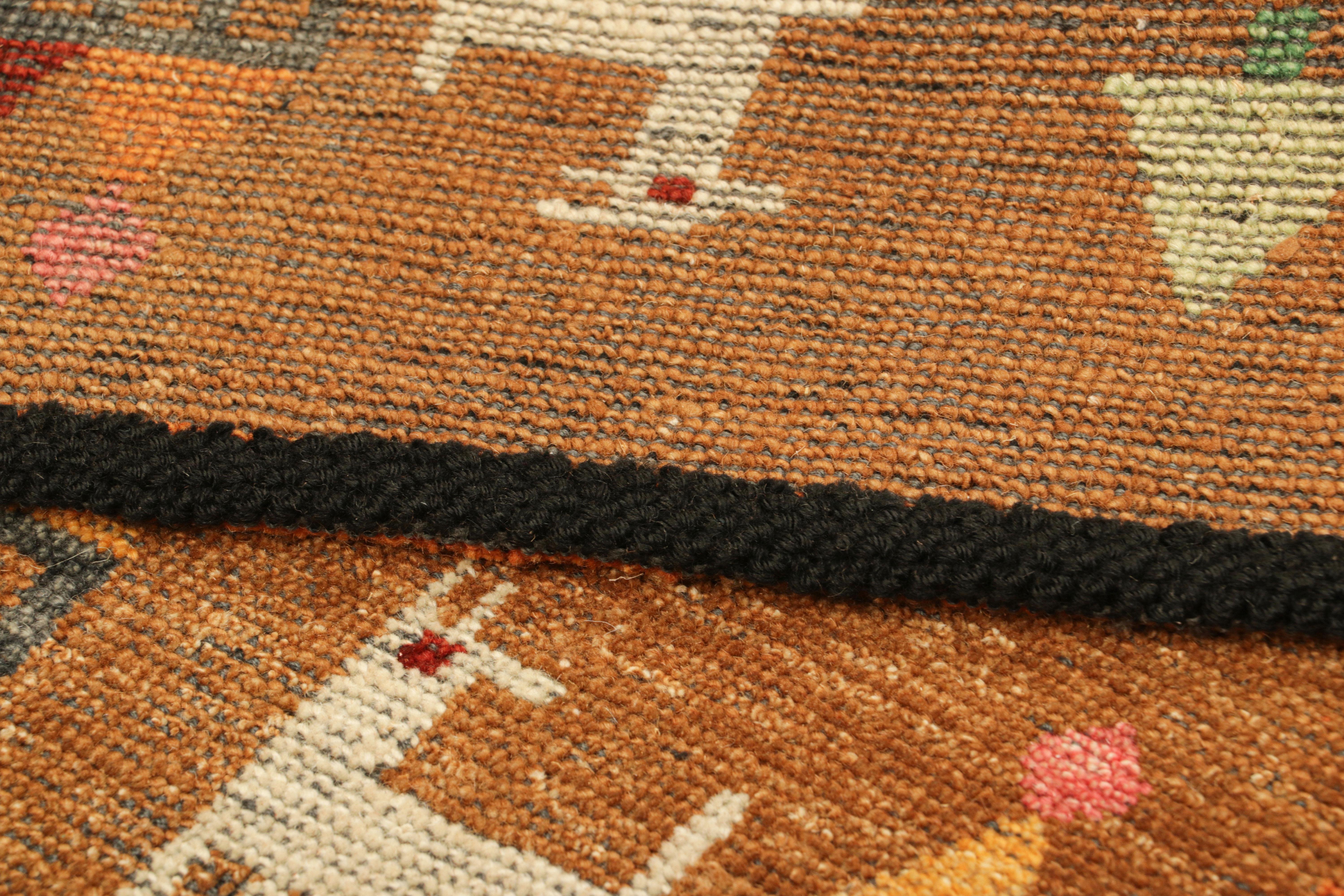 Annodato a mano in lana, questo tappeto 2x3 è un'entusiasmante novità della collezione Burano di Rug & Kilim, ispirata all'arte popolare scandinava di metà secolo con motivi geometrici che raffigurano animali.

Sul design: 

Un campo e un bordo di