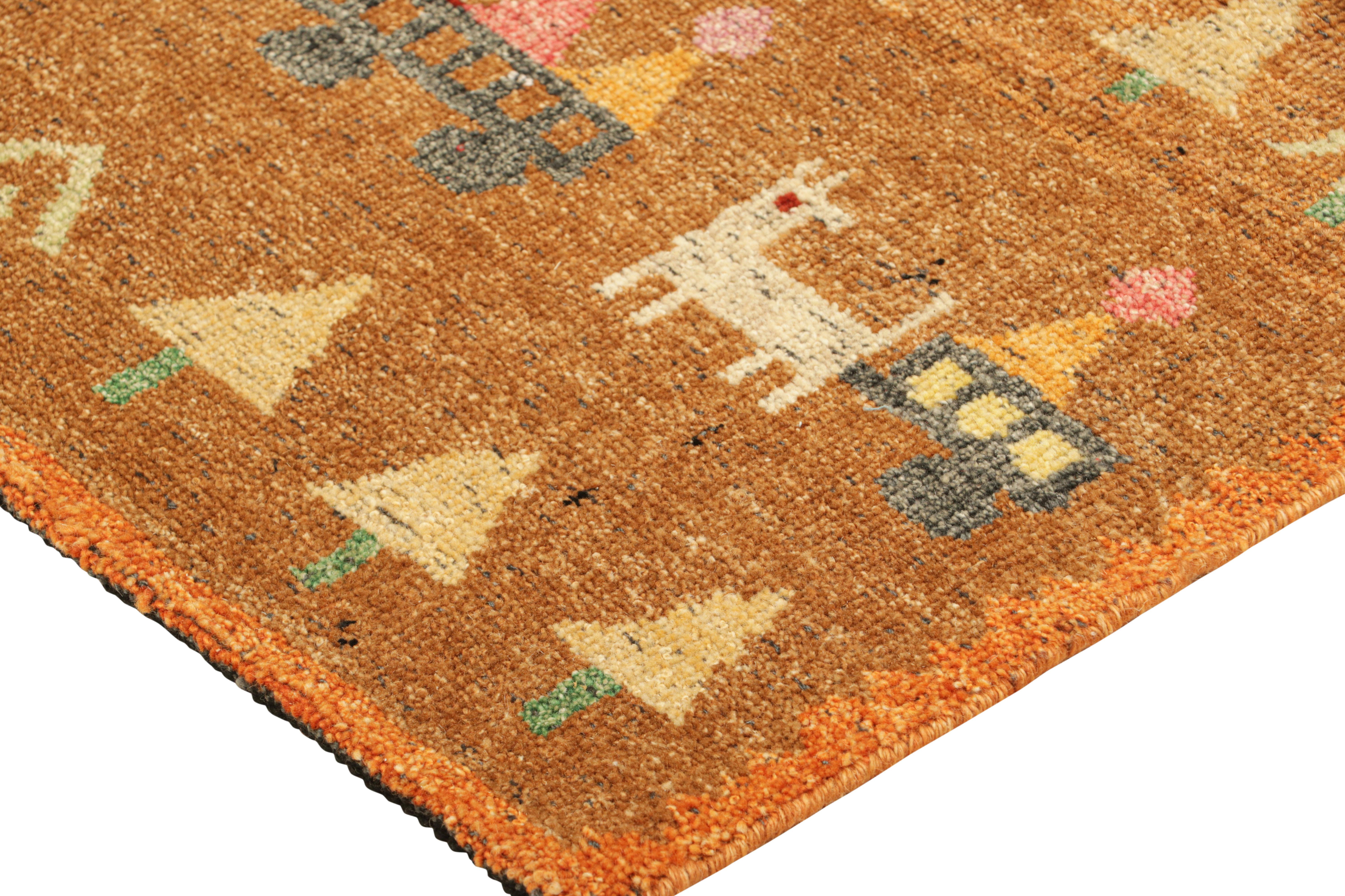 Moderno Rug & Kilim è un tappeto in stile svedese in marrone con motivi geometrici figurativi in vendita