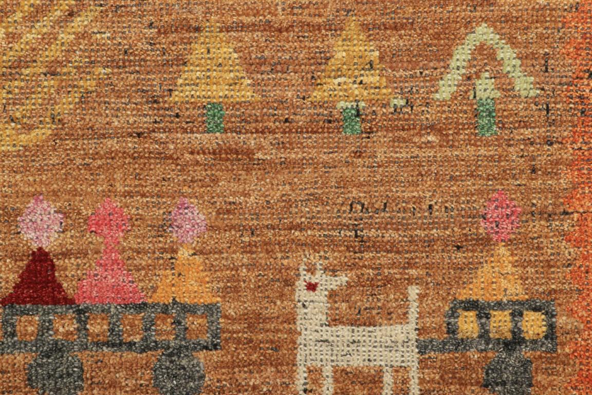 Moderno Rug & Kilim è un tappeto in stile svedese in marrone con motivi geometrici figurativi in vendita