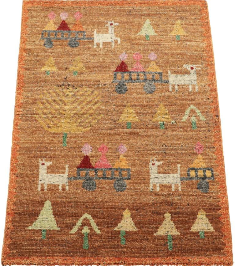 Annodato a mano Rug & Kilim è un tappeto in stile svedese in marrone con motivi geometrici figurativi in vendita
