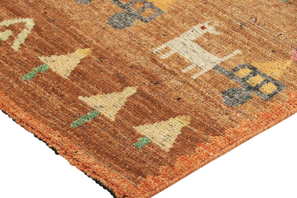 Rug & Kilim è un tappeto in stile svedese in marrone con motivi geometrici figurativi In condizioni Nuovo in vendita a Long Island City, NY