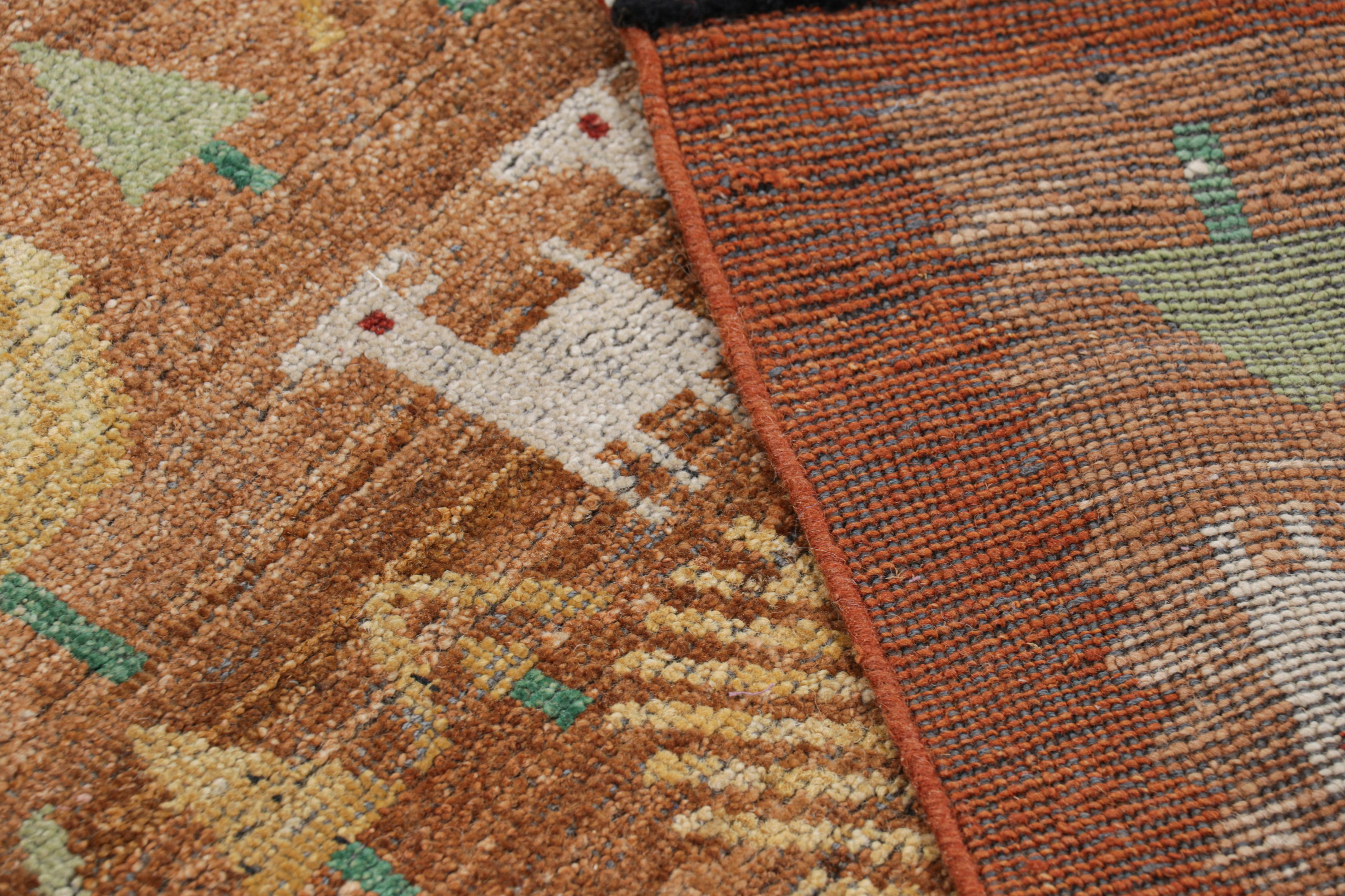 XXI secolo e contemporaneo Rug & Kilim è un tappeto in stile svedese in marrone con motivi geometrici figurativi in vendita