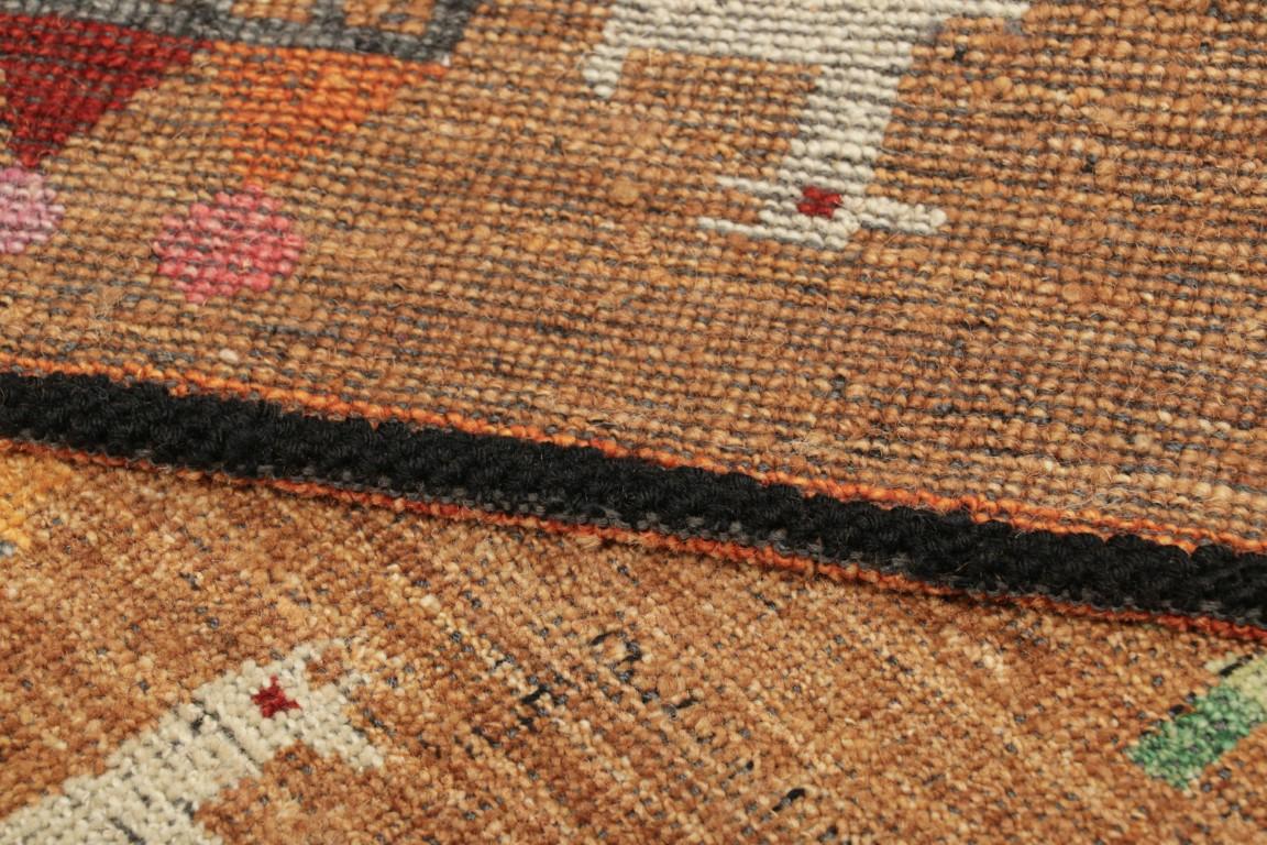 XXI secolo e contemporaneo Rug & Kilim è un tappeto in stile svedese in marrone con motivi geometrici figurativi in vendita