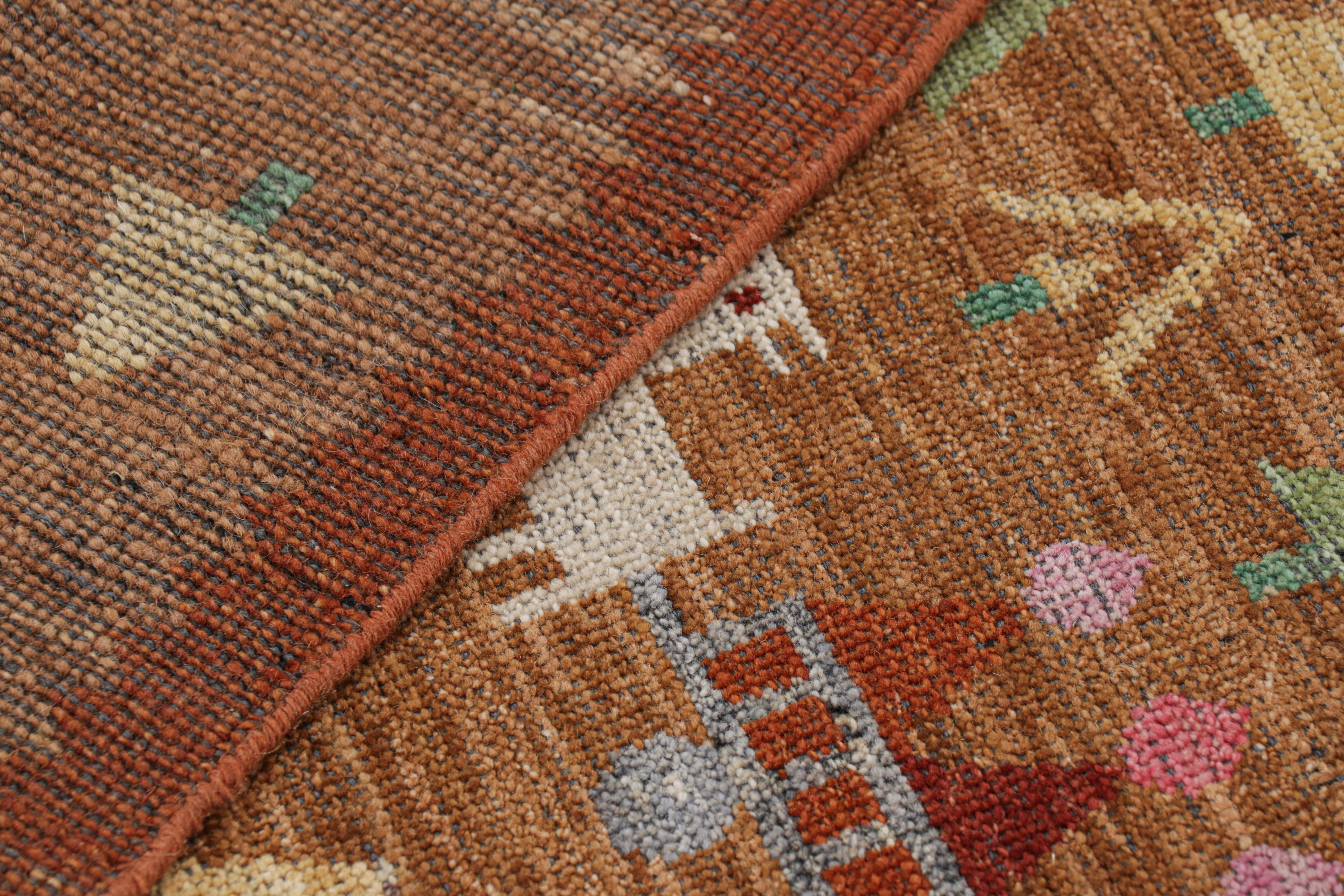 XXI secolo e contemporaneo Tappeto Runner in stile svedese di Rug & Kilim in marrone con motivi geometrici figurativi in vendita