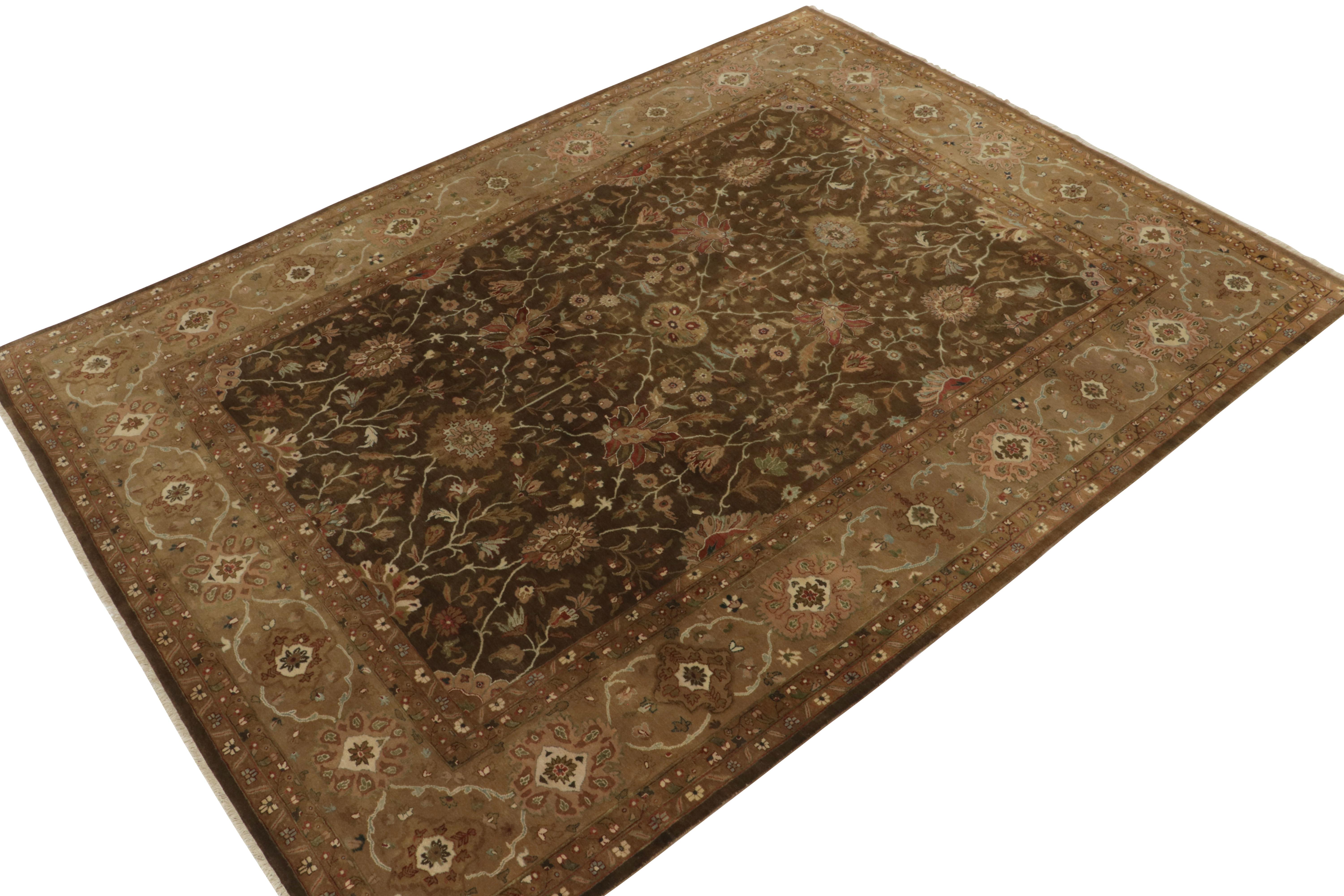 Noué à la main en laine et soie, ce tapis contemporain 9x12 de notre collection Modern Classics est particulièrement inspiré des styles Tabriz antiques. 

Privilégiant le motif Herati, l'échelle gracieuse est agrémentée de fleurs élaborées en or,