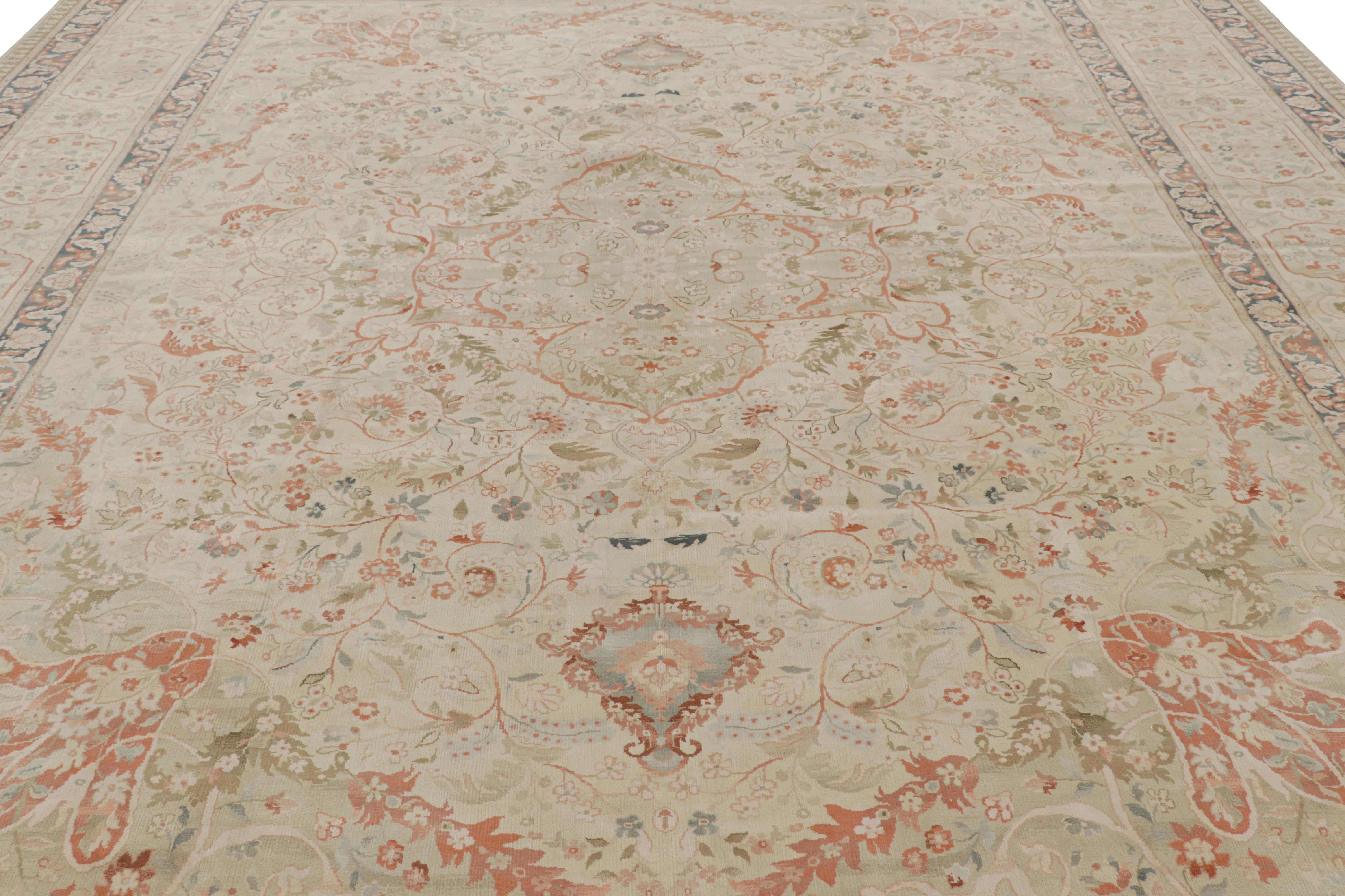 Annodato a mano in lana, questo tappeto moderno 12x15 con motivi floreali si ispira ai tappeti persiani vintage e antichi di provenienza Tabriz: l'ultima novità della collezione Modern Classics di Rug & Kilim. 

Sul design: 

Il gioco di ricche