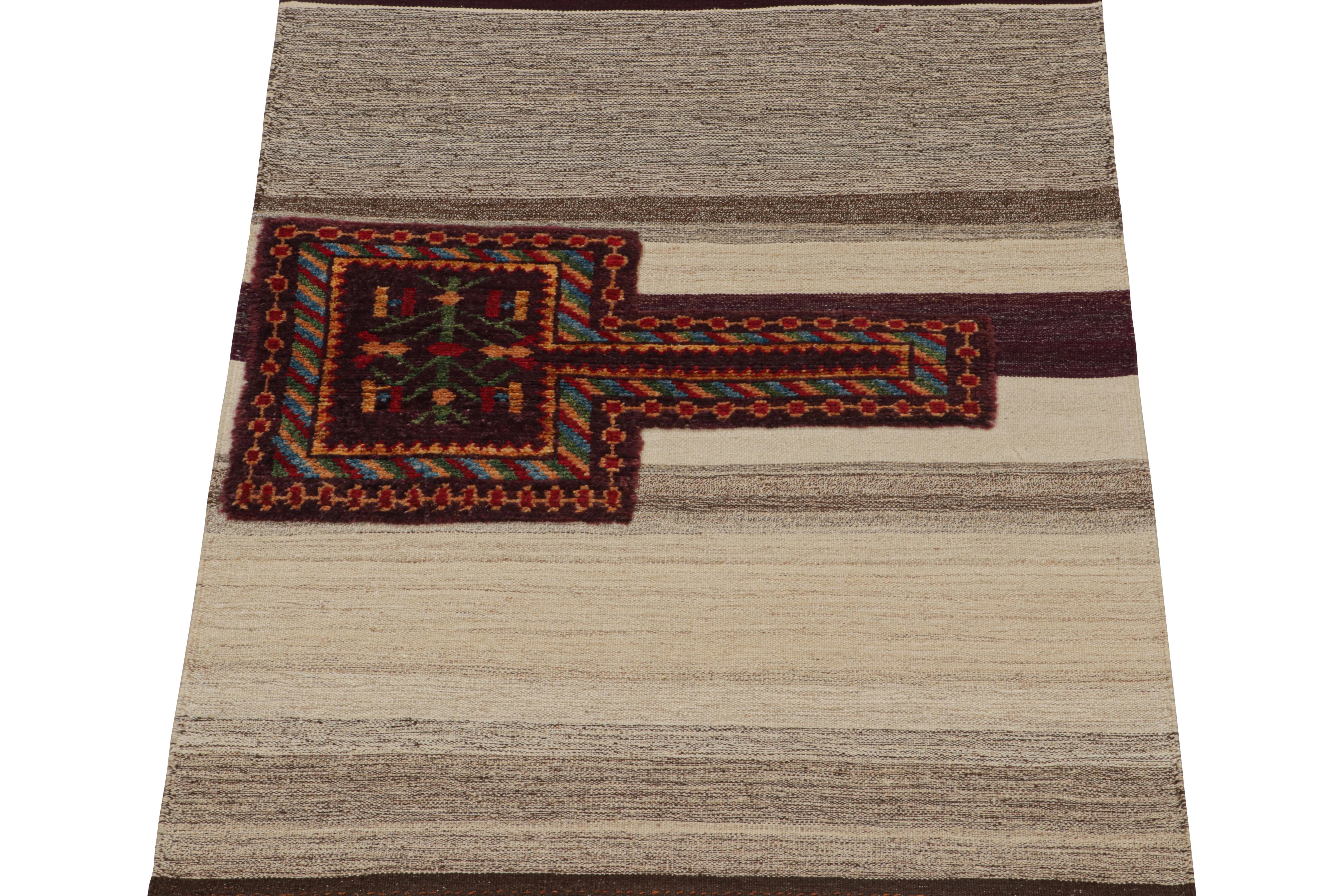Dieser zeitgenössische persische 3x4-Kilim ist ein aufregender Neuzugang in der Kollektion von Rug & Kilim.

Das aus Wolle handgewebte Design ist vom antiken persischen Tacheh inspiriert, einem Flachgewebe im Stil eines Stammesbeutels. Bei dieser