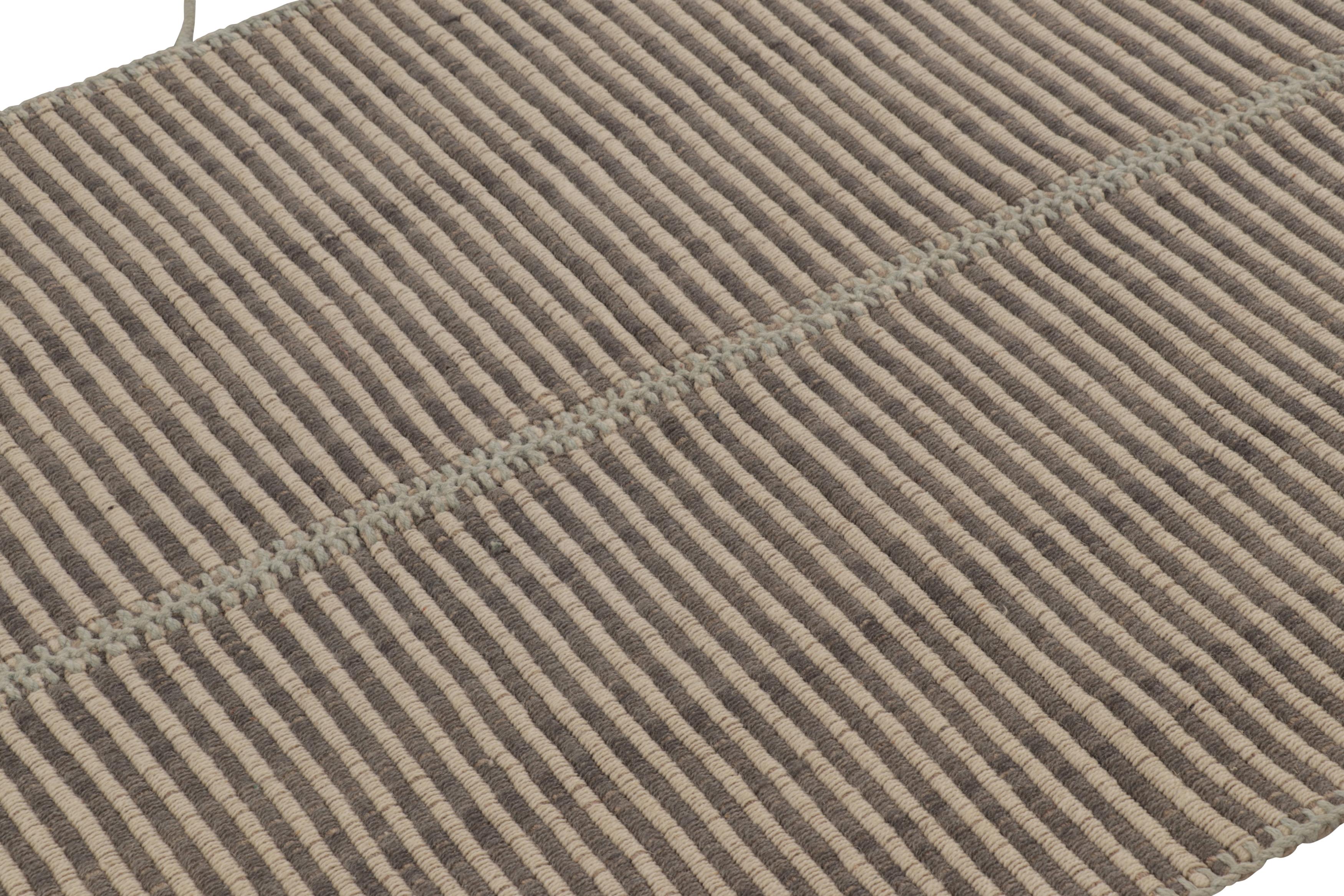 Tessuto a mano in lana, questo Kilim contemporaneo 4x5 fa parte di una nuova ed entusiasmante collezione di Rug & Kilim a tessitura piatta e personalizzabile.

Sul design:


