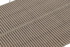 Rug & Kilim's Textural Accent Kilim, quadratischer Teppich in Greige und hellblauen Streifen
