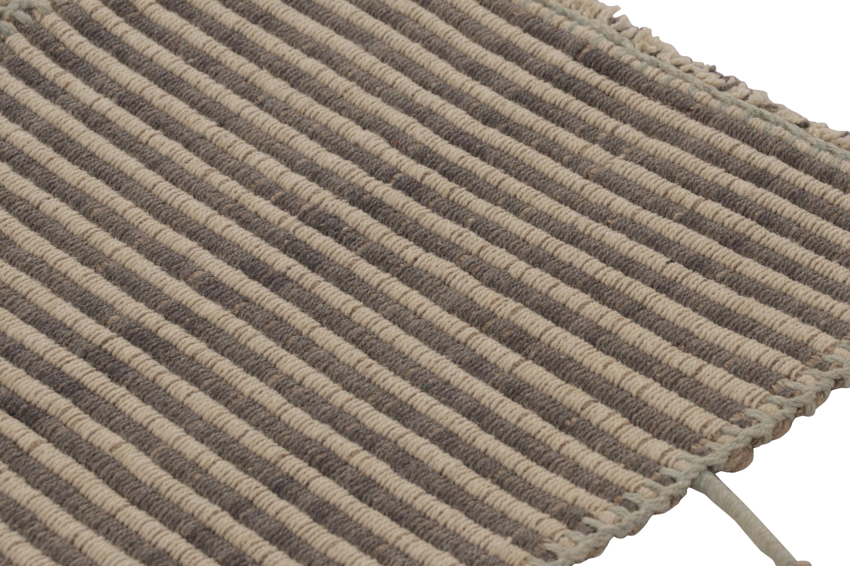 Afghano Rug & Kilim è un tappeto quadrato a strisce verdi e azzurre con accenti testuali. in vendita