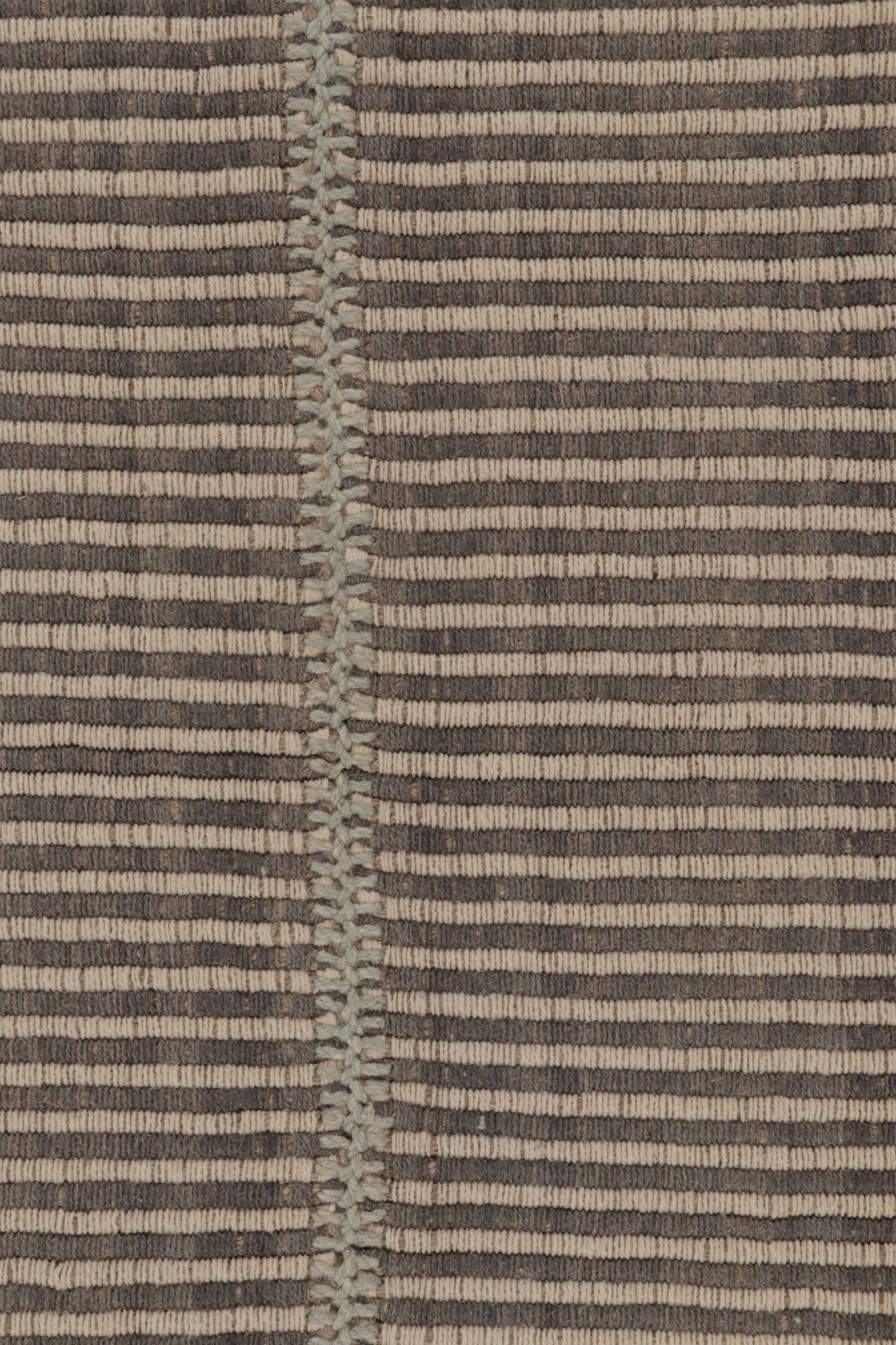 Tessuto a mano Rug & Kilim è un tappeto quadrato a strisce verdi e azzurre con accenti testuali. in vendita
