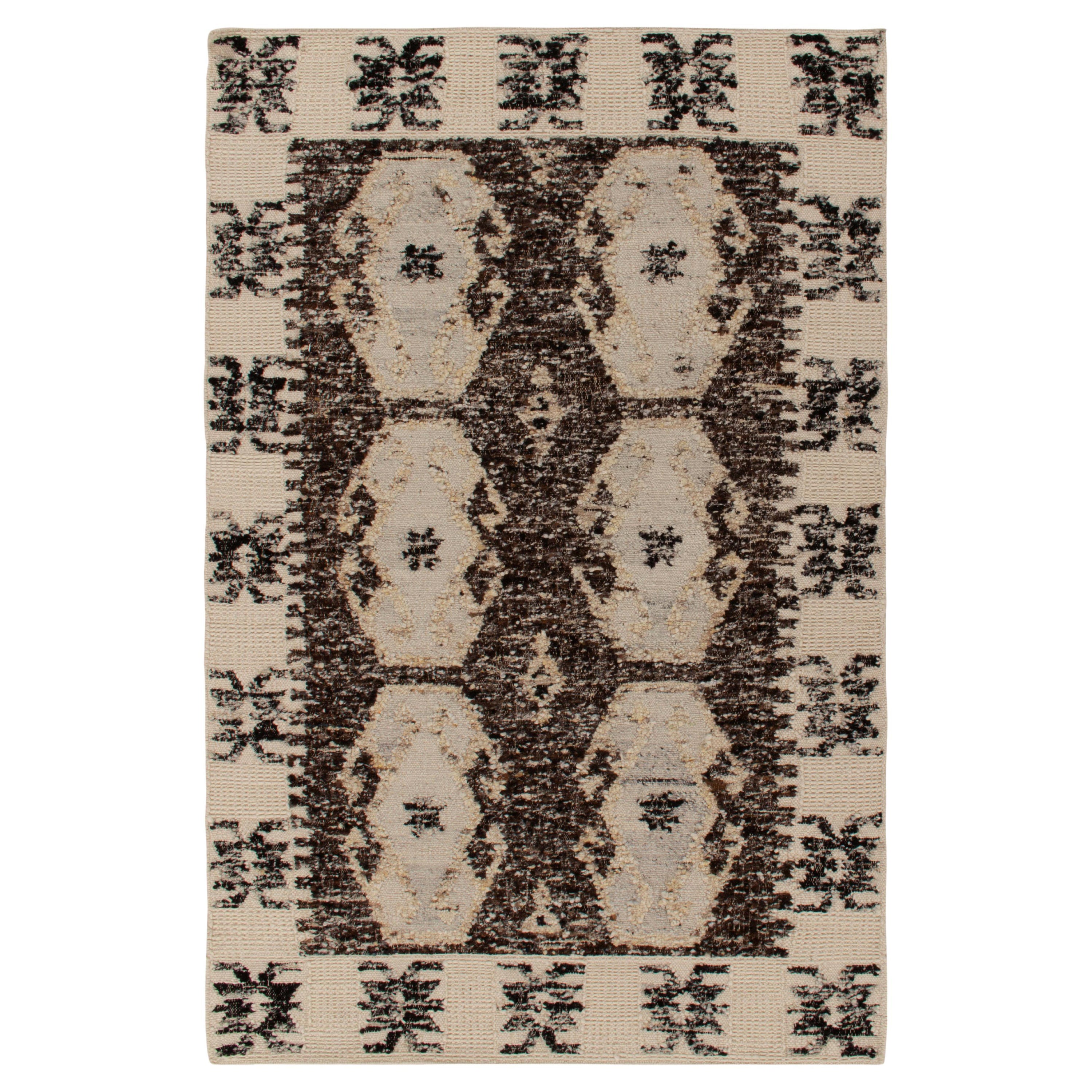 Rug & Kilim's Textural Contemporary Kilim Rug in Beige-Brown, White and Black (tapis Kilim contemporain texturé en beige, brun, blanc et noir)