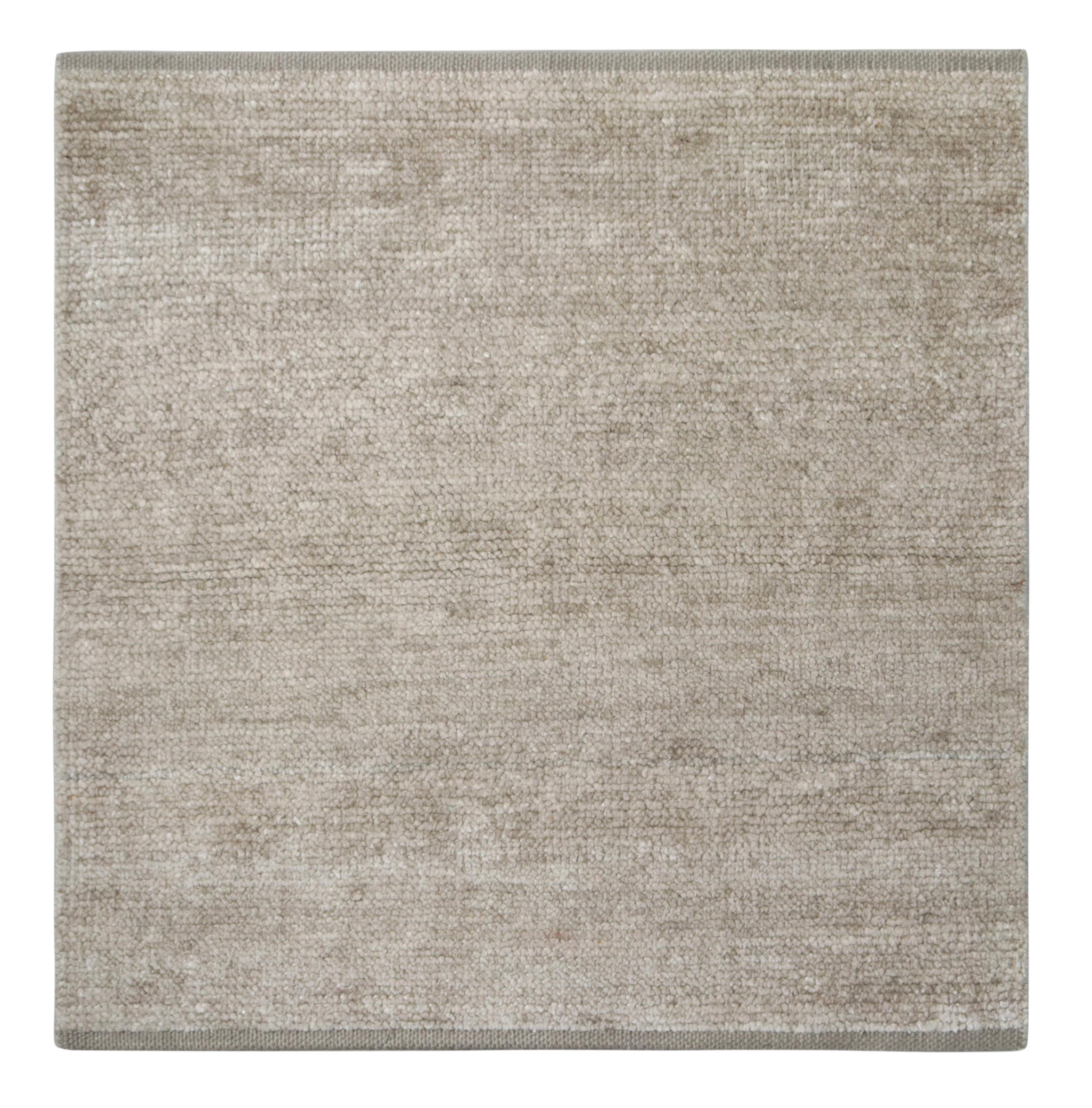Indiano Rug & Kilim propone un campione di tappeto personalizzato dai toni beige e bianchi. in vendita