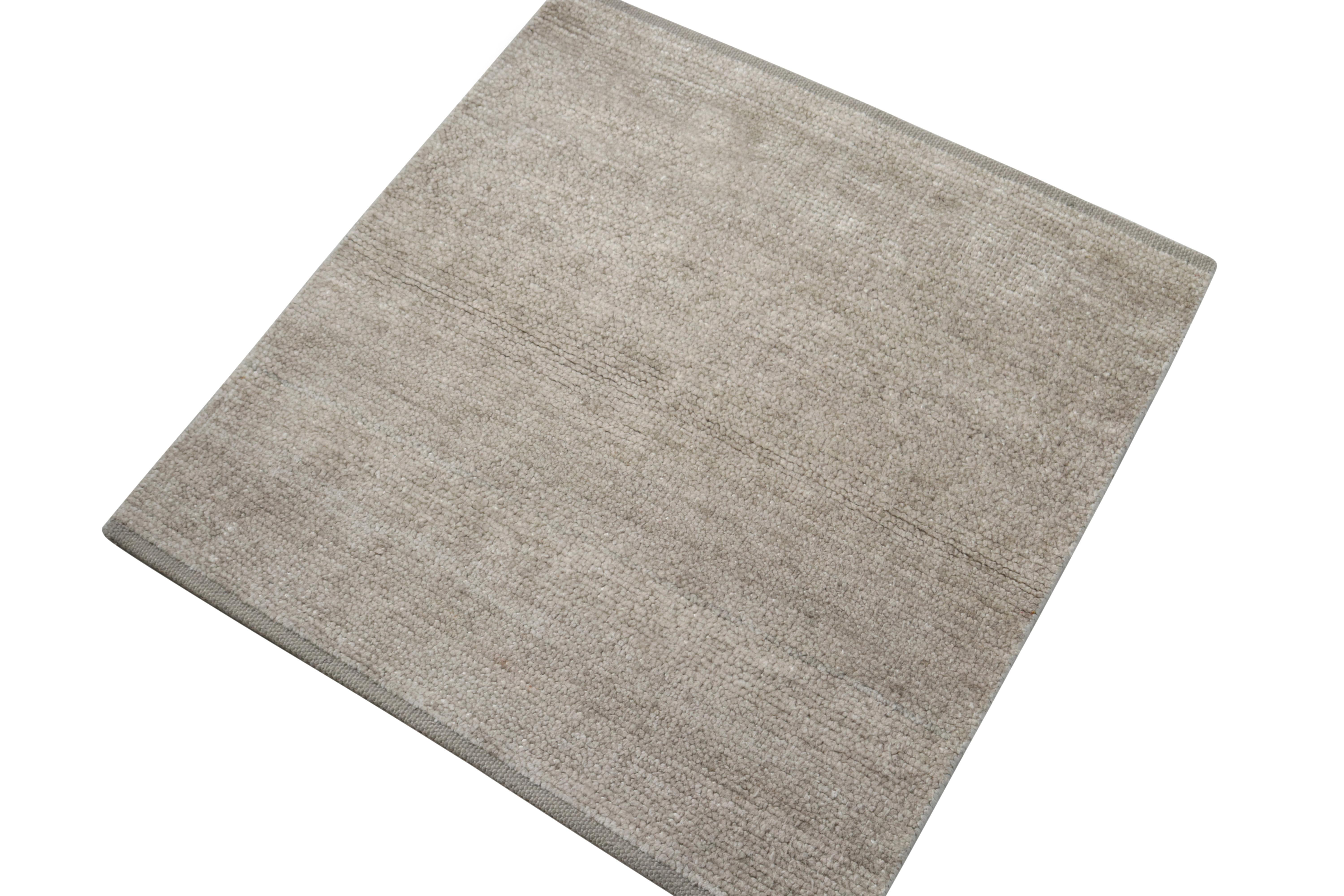 Annodato a mano Rug & Kilim propone un campione di tappeto personalizzato dai toni beige e bianchi. in vendita