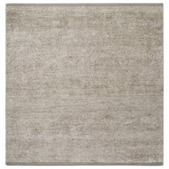 Rug & Kilim propone un campione di tappeto personalizzato dai toni beige e bianchi.