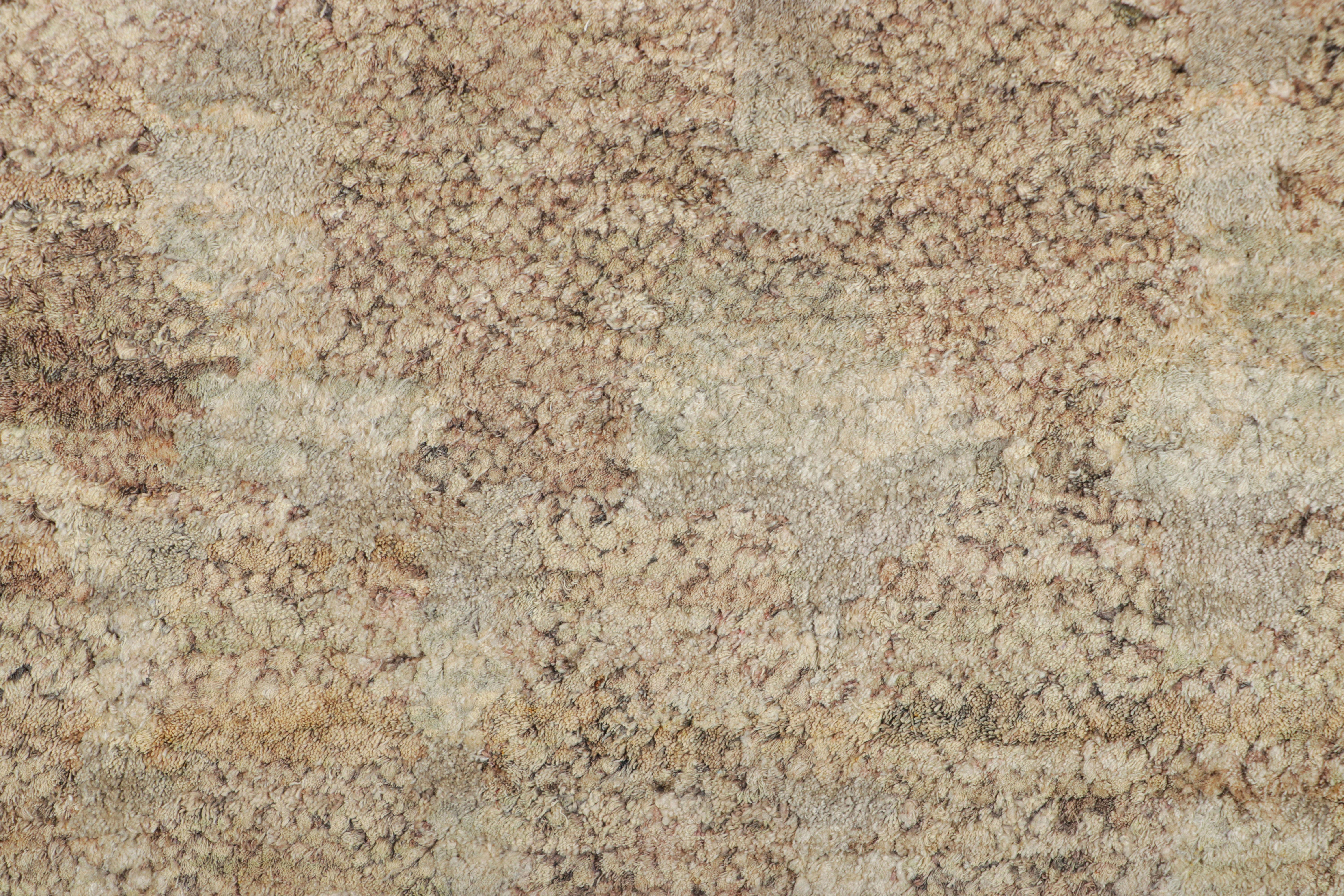 Rug & Kilim's texturiertes, individuelles Teppichmuster in Beige-Braun-Tönen (Moderne) im Angebot