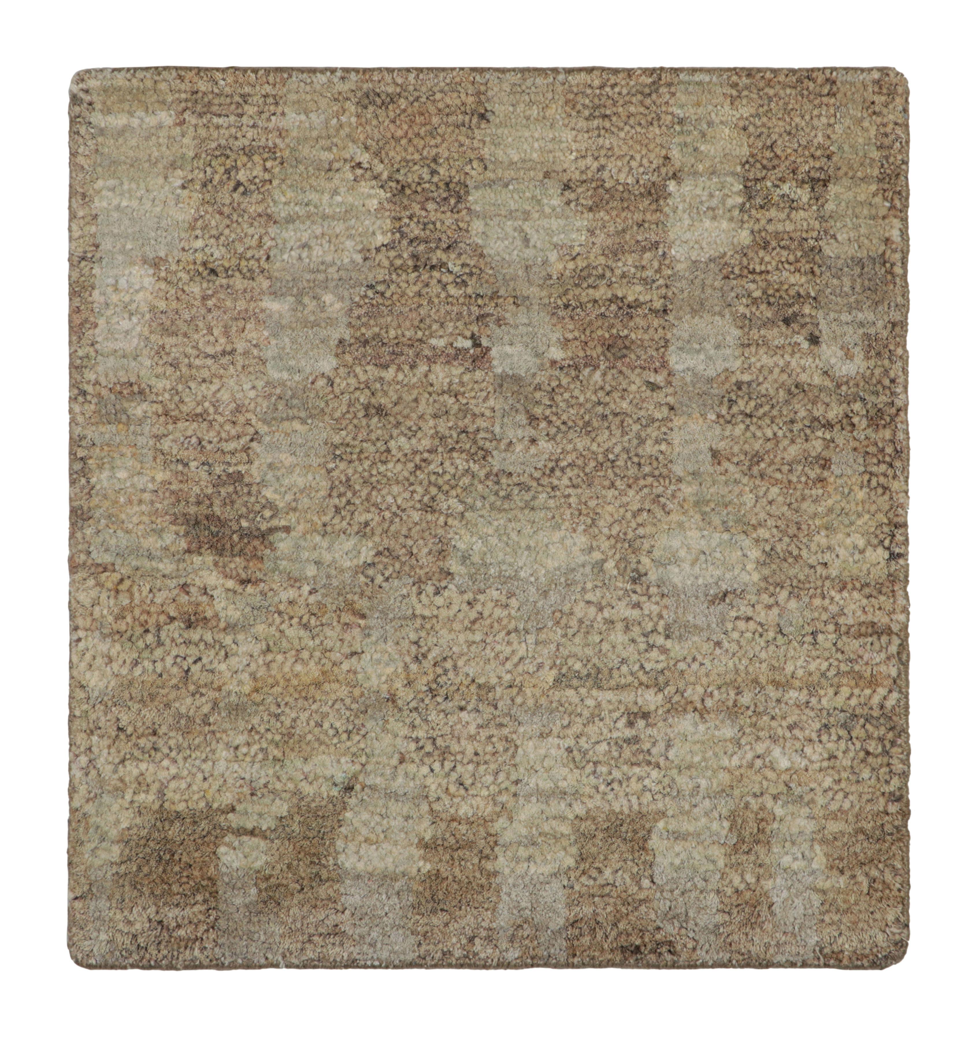 Rug & Kilim's texturiertes, individuelles Teppichmuster in Beige-Braun-Tönen (Indisch) im Angebot