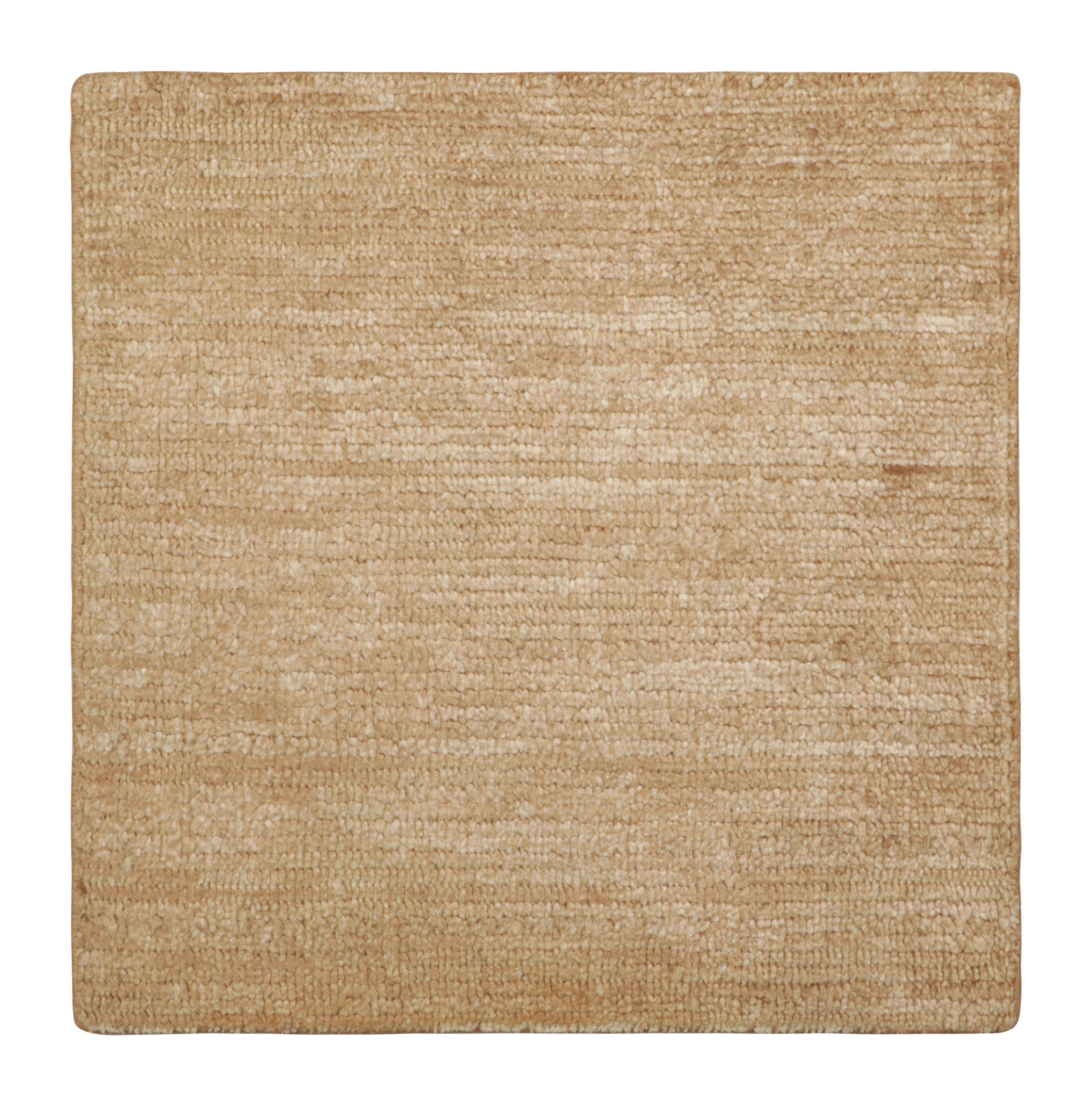 Tessuto a mano Rug & Kilim propone un campione di tappeto personalizzato con texture nei toni del beige, del taupe e del bianco crema. in vendita