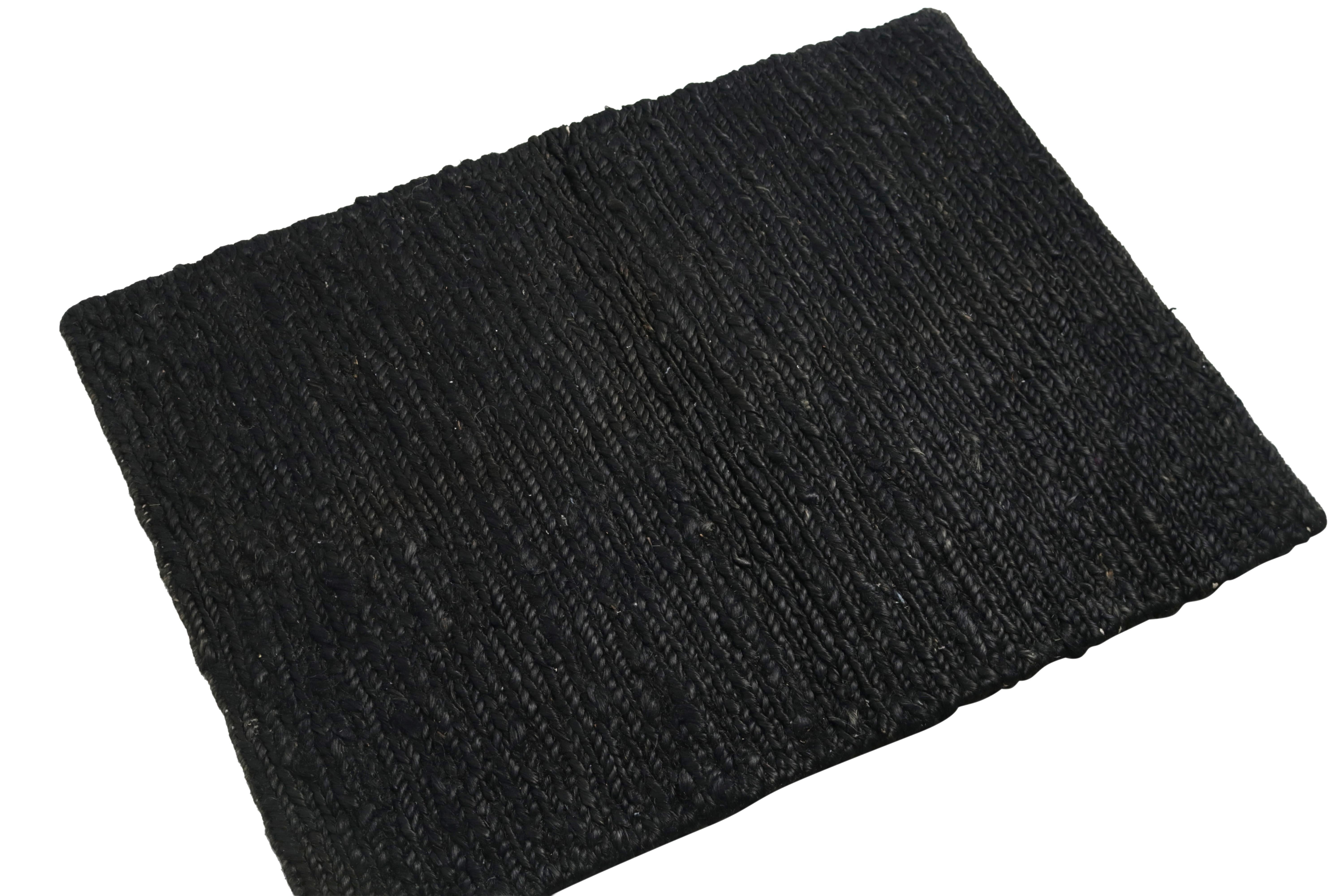 Tessuto a mano Rug & Kilim propone un campione di tappeto personalizzato dai toni neri. in vendita