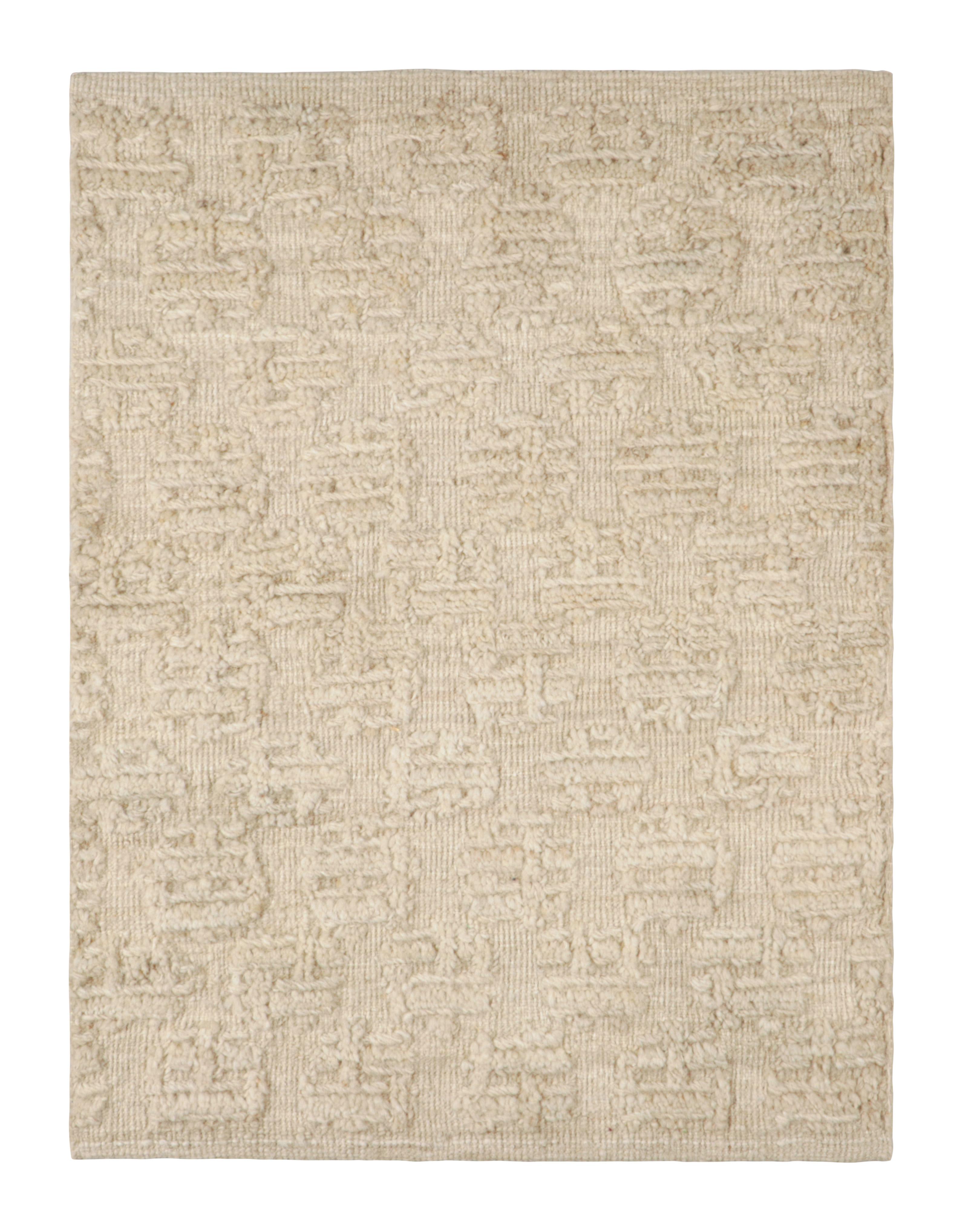 Rug & Kilim's Textural Custom Rug Sample, Weißes geometrisches Hoch-Tief-Muster (Pakistanisch) im Angebot