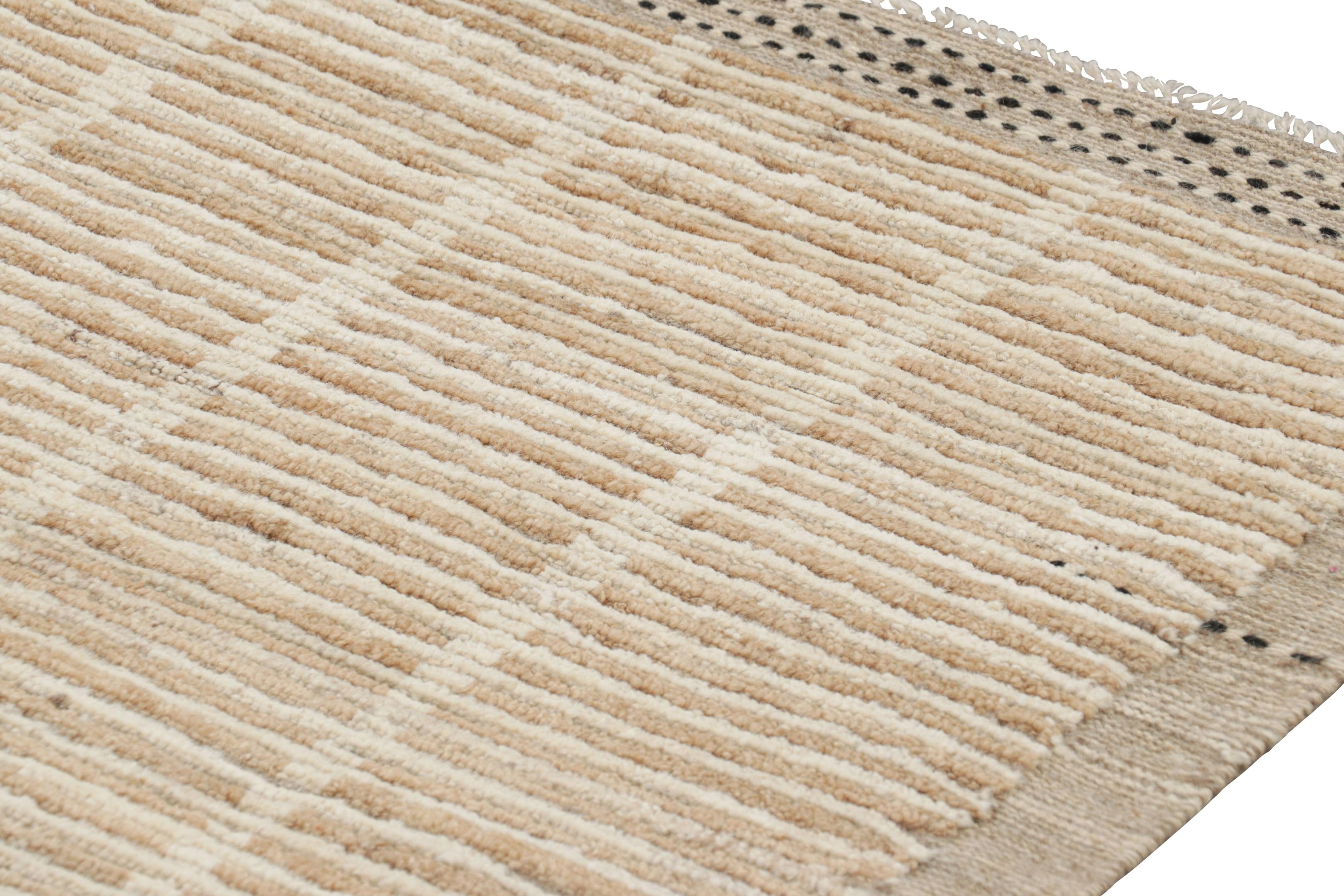 Kilim texturizado de Rug & Kilim en rayas beige y crema y motivos geométricos Moderno en venta