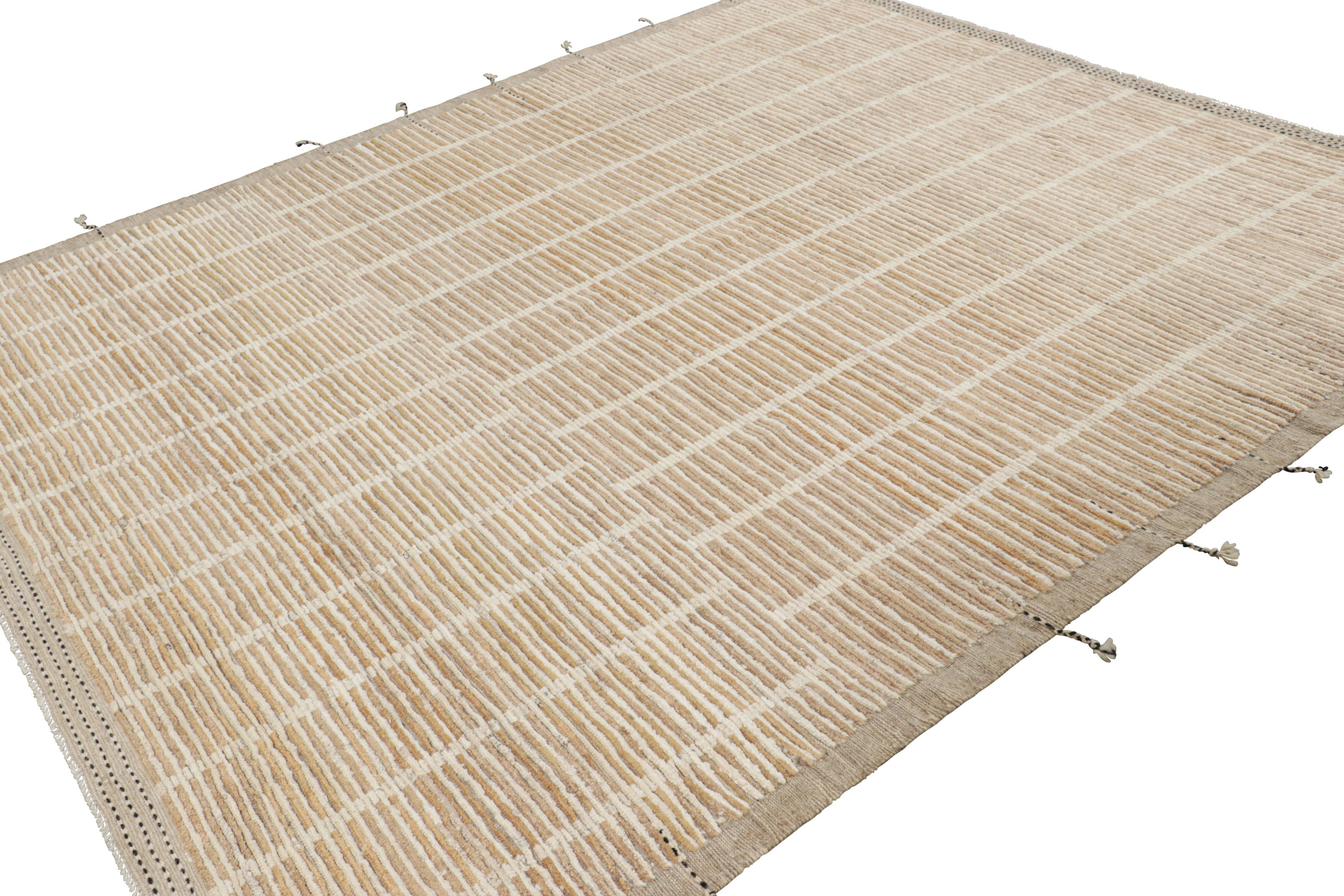 Kilim texturizado de Rug & Kilim en rayas beige y crema y motivos geométricos Tejido a mano en venta