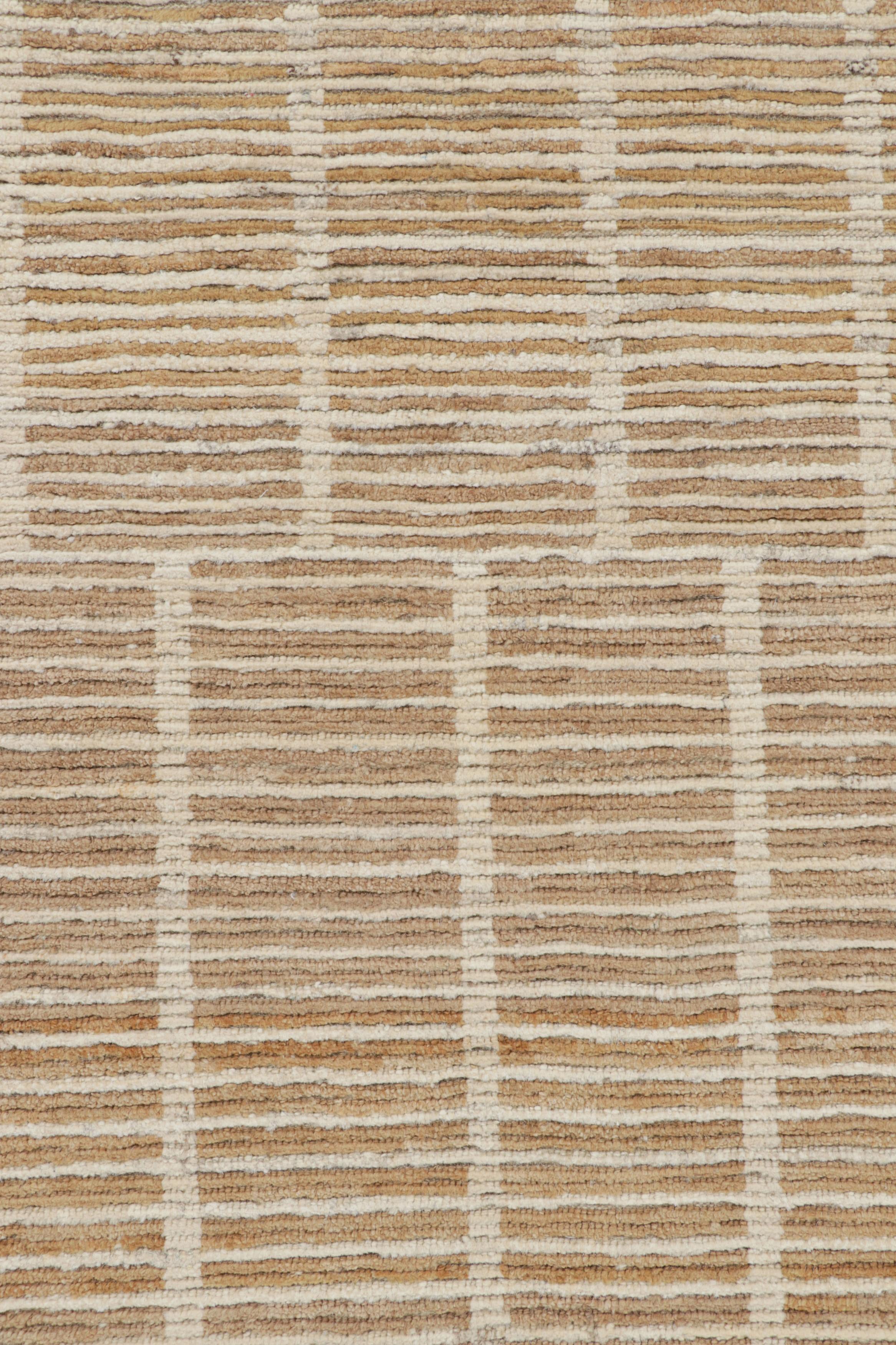 Kilim texturizado de Rug & Kilim en rayas beige y crema y motivos geométricos en Nuevo estado para la venta en Long Island City, NY