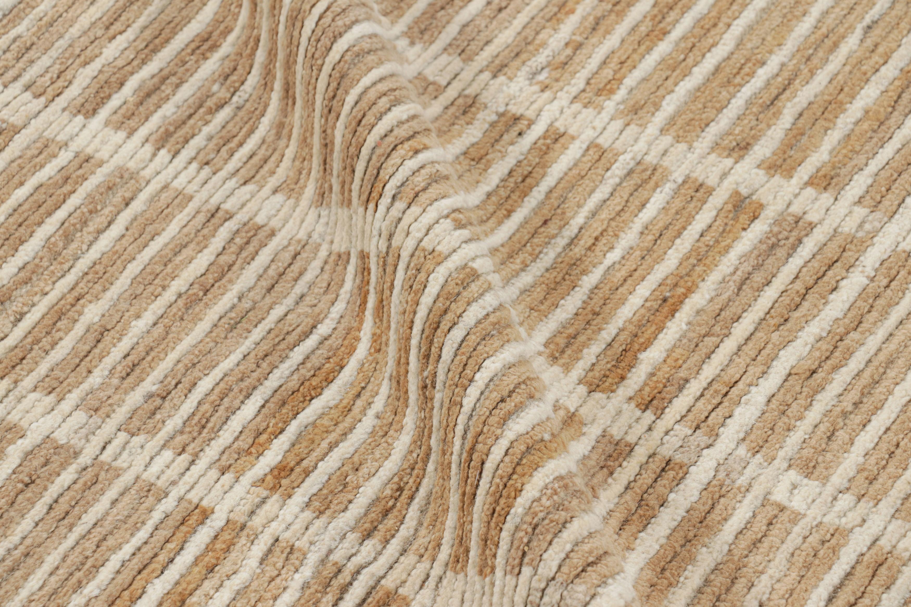 Kilim texturizado de Rug & Kilim en rayas beige y crema y motivos geométricos Siglo XXI y contemporáneo en venta