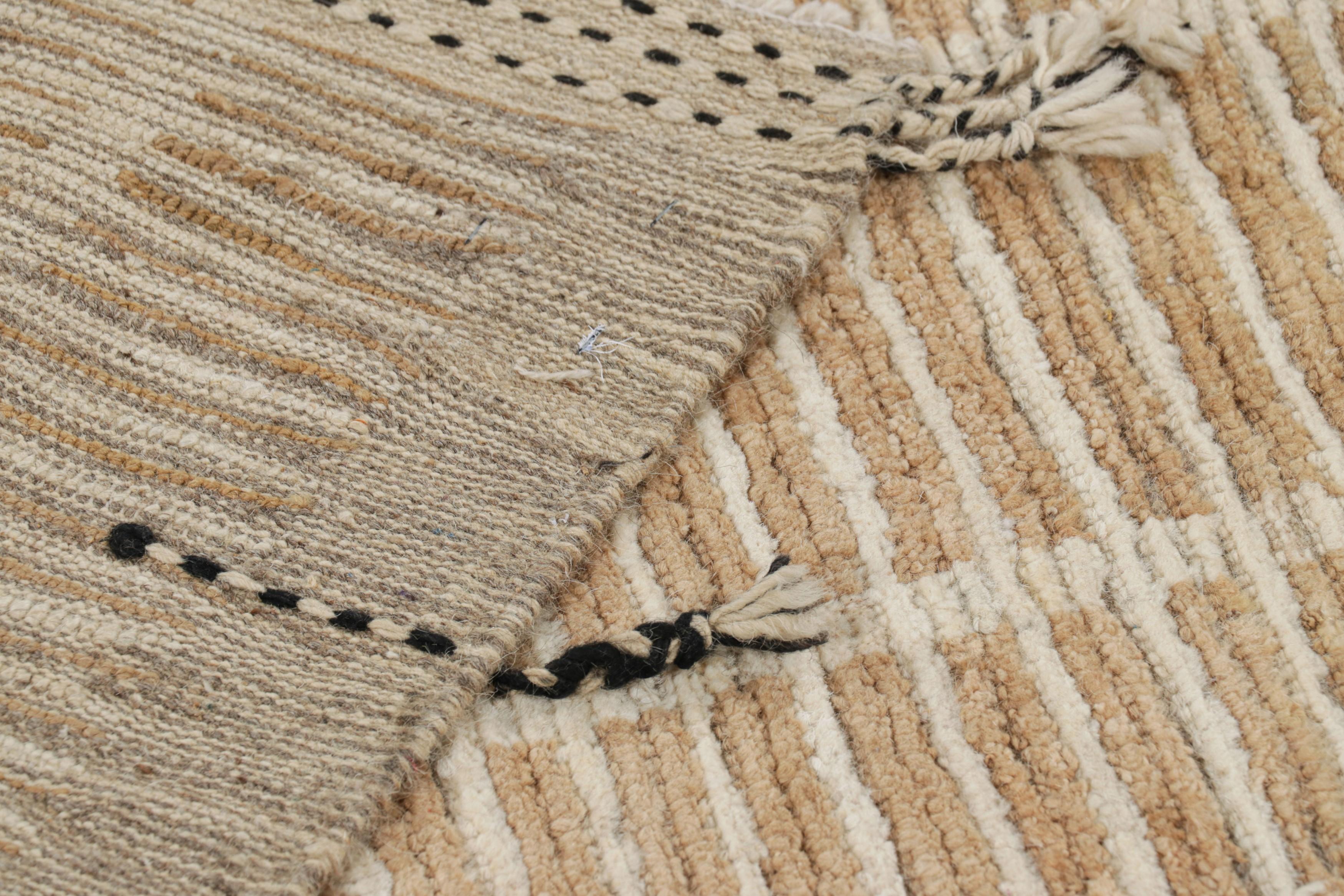 Kilim texturizado de Rug & Kilim en rayas beige y crema y motivos geométricos Lana en venta