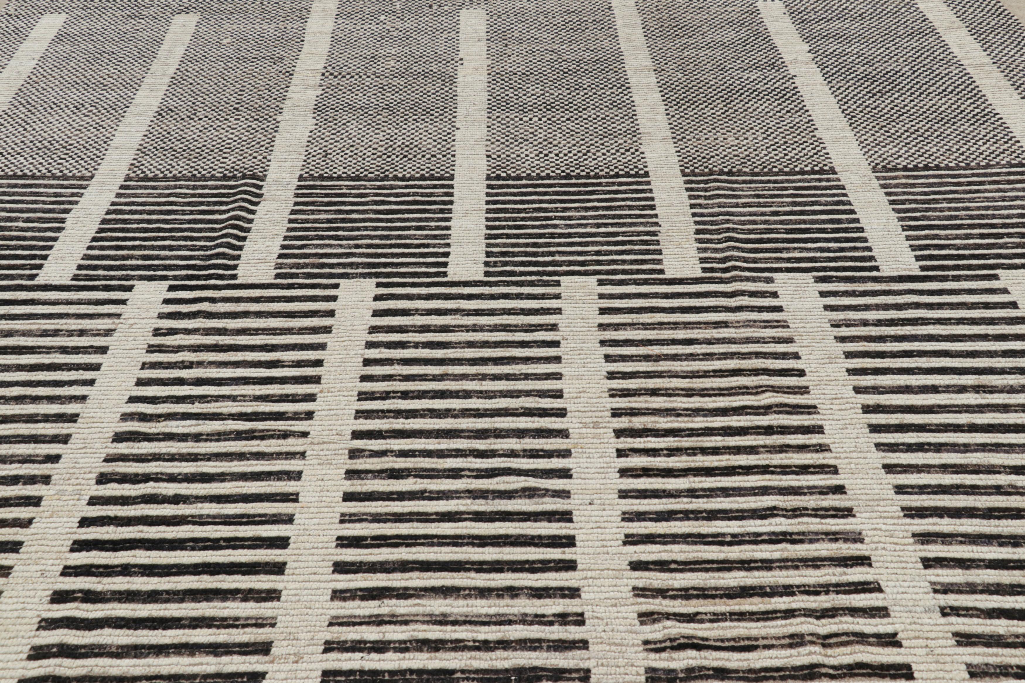 Dieser handgewebte Wollteppich im Format 10x12 ist eine spannende Ergänzung der Textural-Teppichkollektion von Rug & Kilim. Diese besondere Linie bietet Teppiche mit einem Spiel aus Flor und Flachgewebe, mit einem subtilen Hoch-Tief-Element von fast