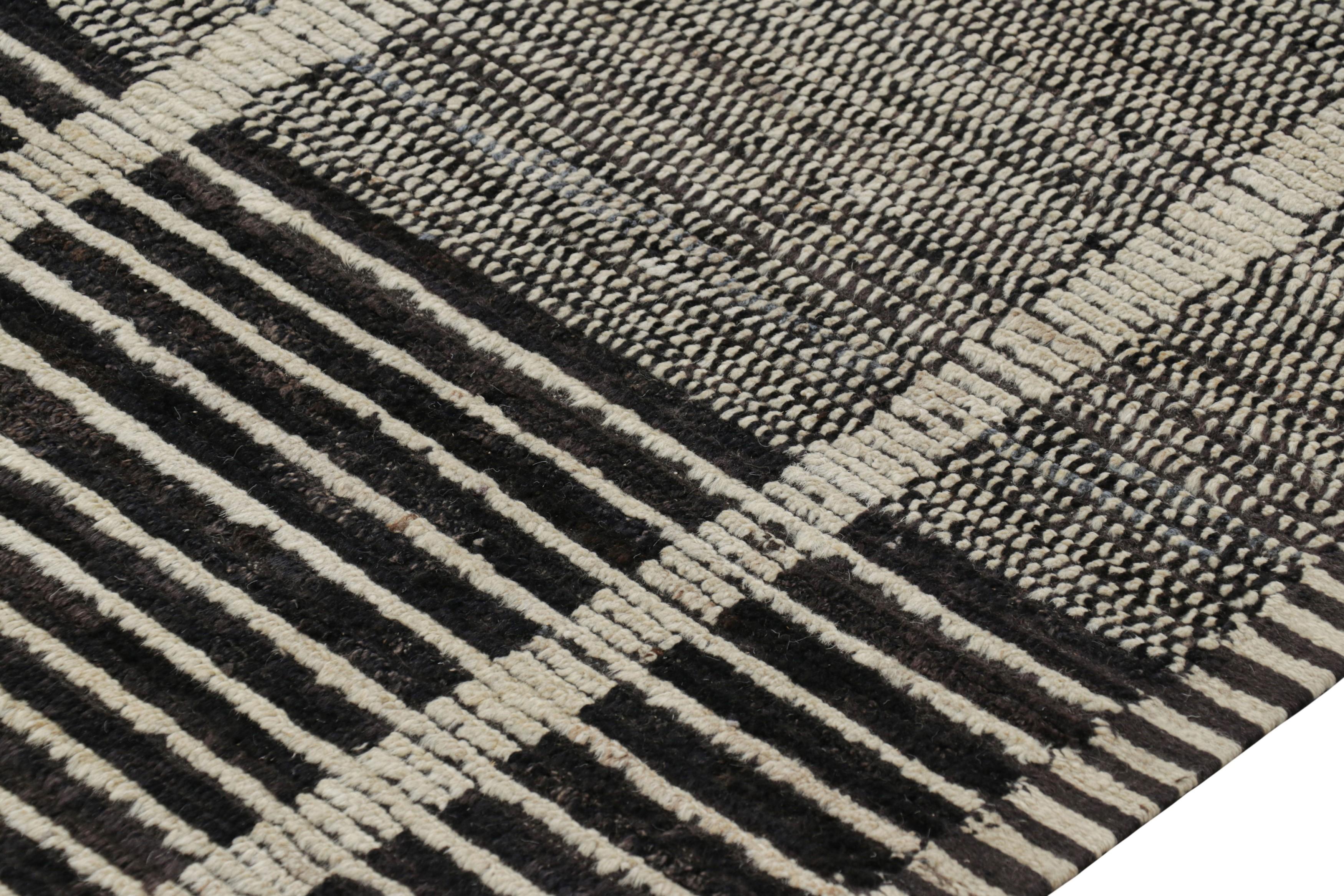 Rug & Kilim's Textur-Kilim in schwarzen und weißen Streifen und geometrischen Mustern (Moderne) im Angebot