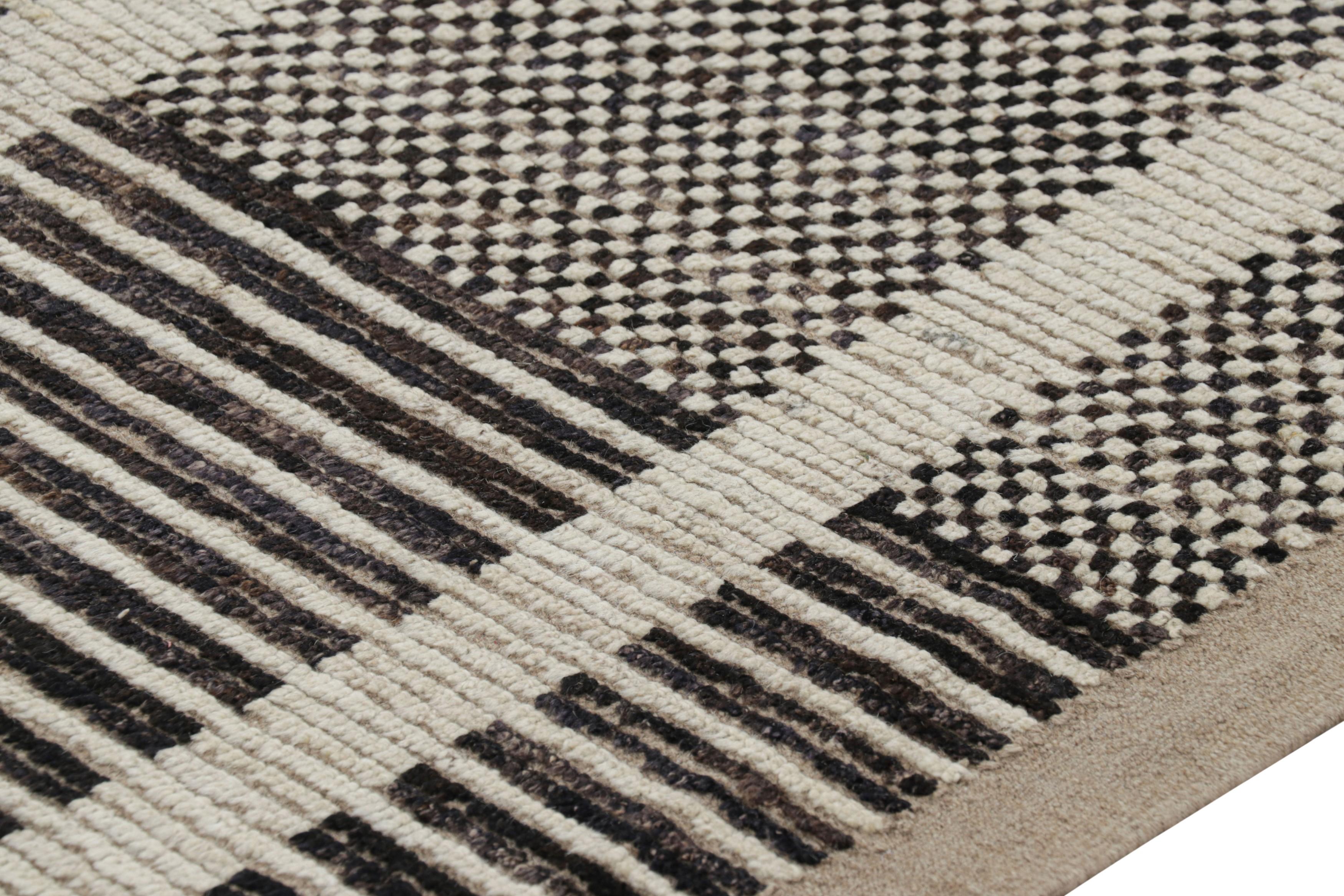 Rug & Kilim's Textur-Kilim in schwarzen und weißen Streifen und geometrischen Mustern (Moderne) im Angebot