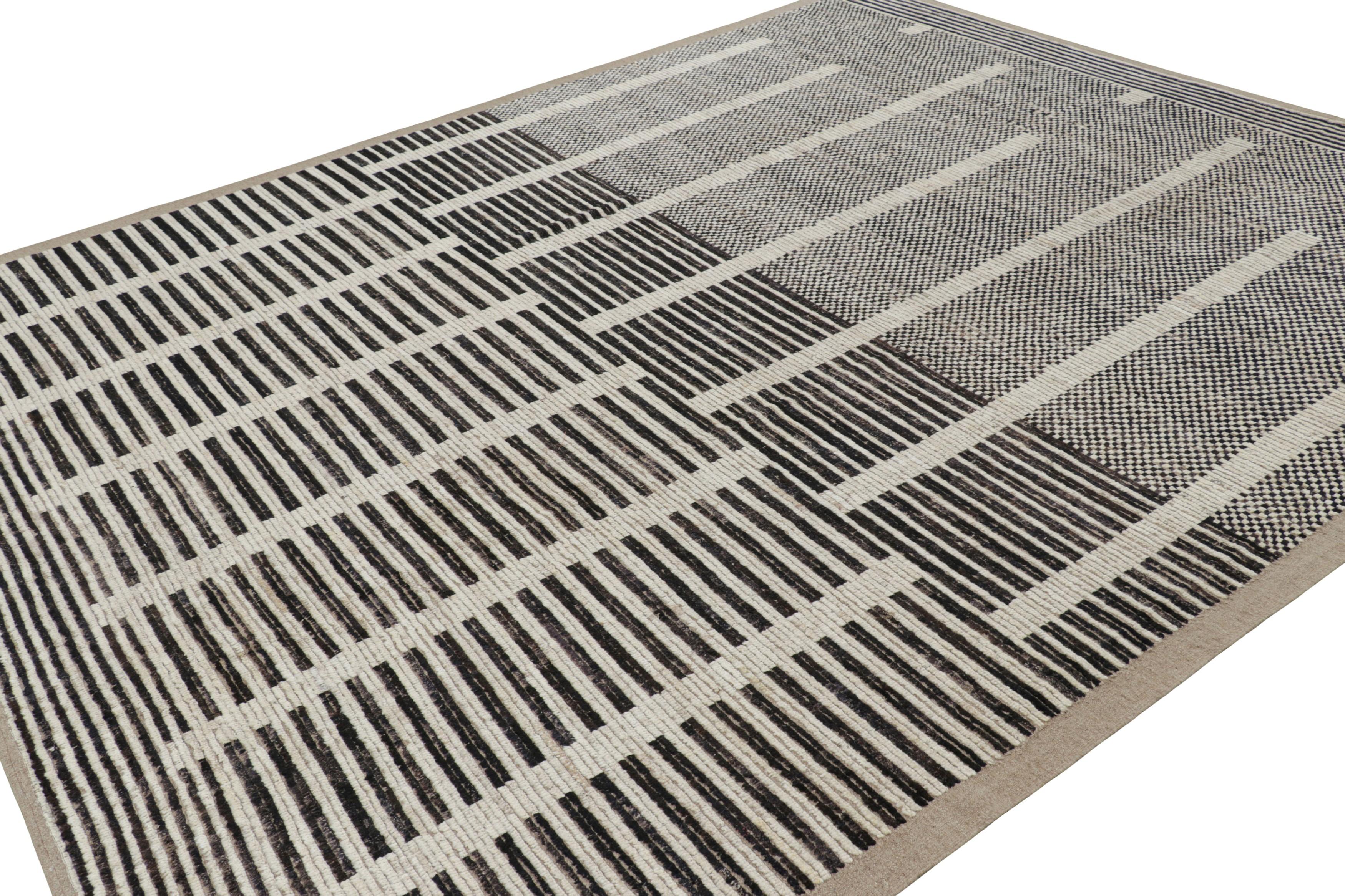 Rug & Kilim's Textur-Kilim in schwarzen und weißen Streifen und geometrischen Mustern (Afghanisch) im Angebot