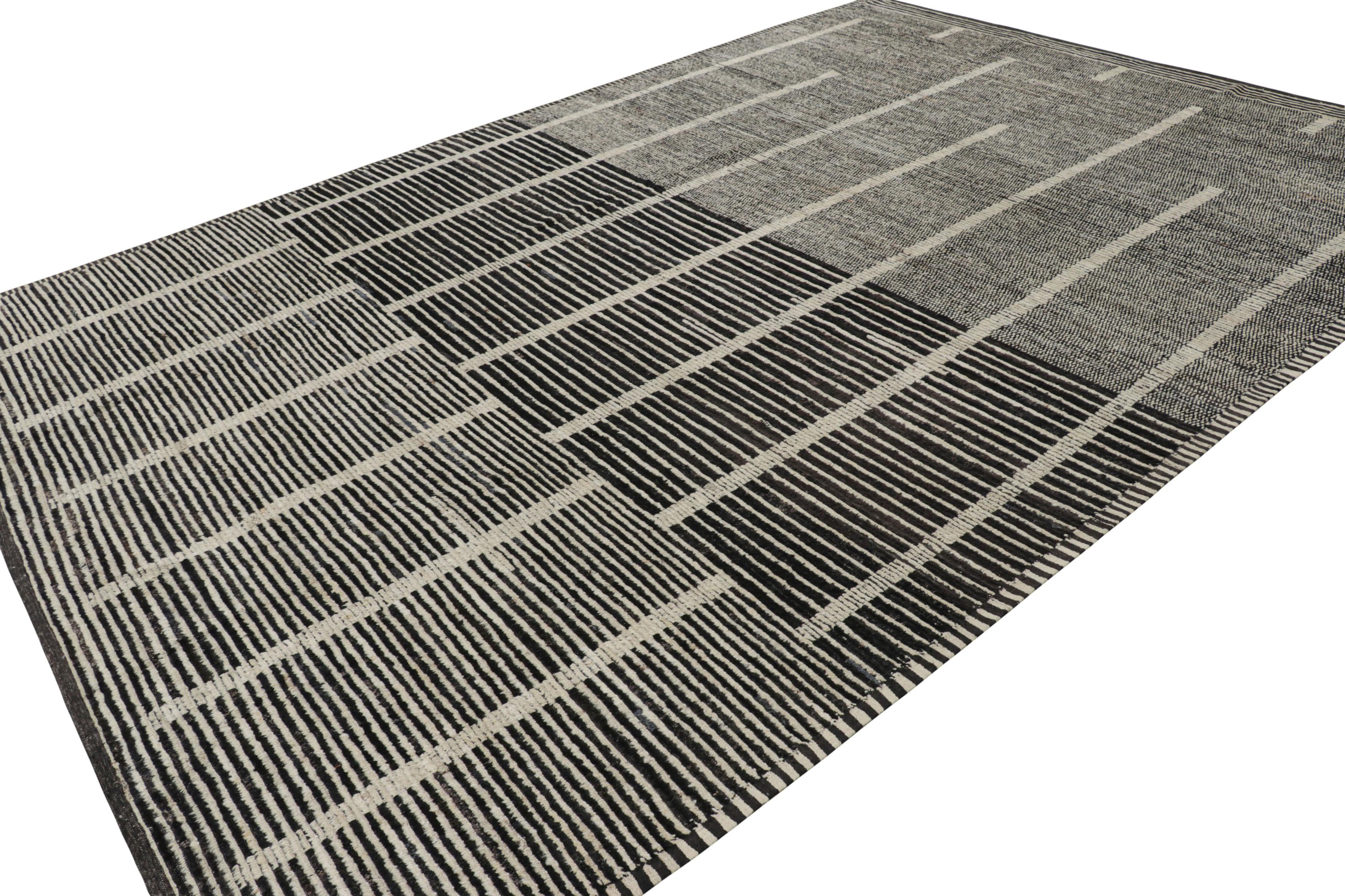 Rug & Kilim's Textur-Kilim in schwarzen und weißen Streifen und geometrischen Mustern (Handgewebt) im Angebot