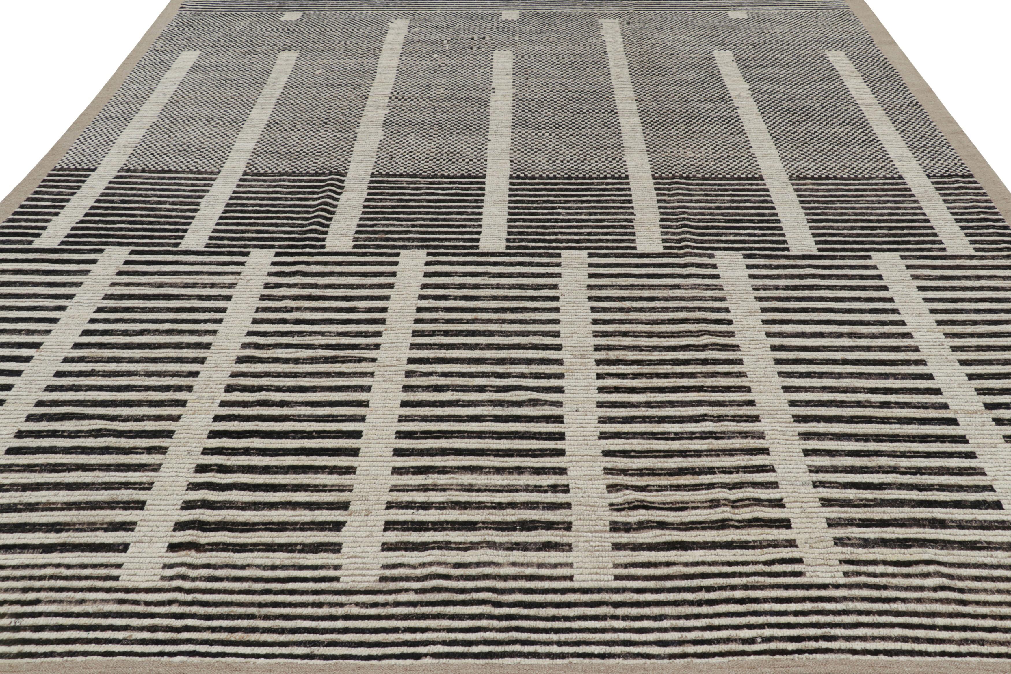 Rug & Kilim's Textur-Kilim in schwarzen und weißen Streifen und geometrischen Mustern (Handgewebt) im Angebot