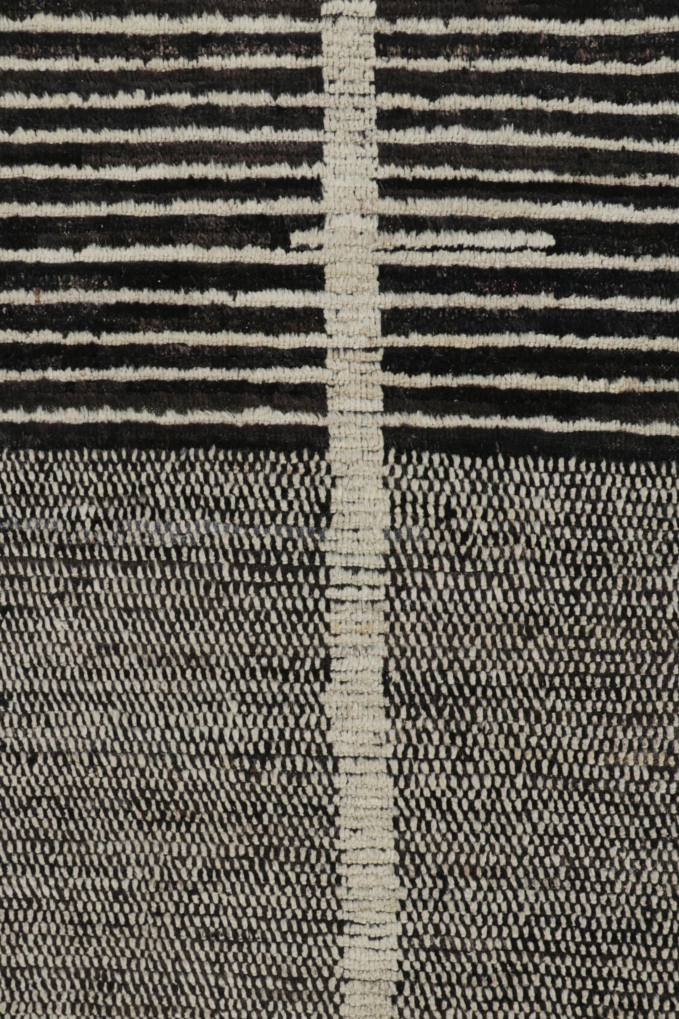 Rug & Kilim's Textur-Kilim in schwarzen und weißen Streifen und geometrischen Mustern im Zustand „Neu“ im Angebot in Long Island City, NY