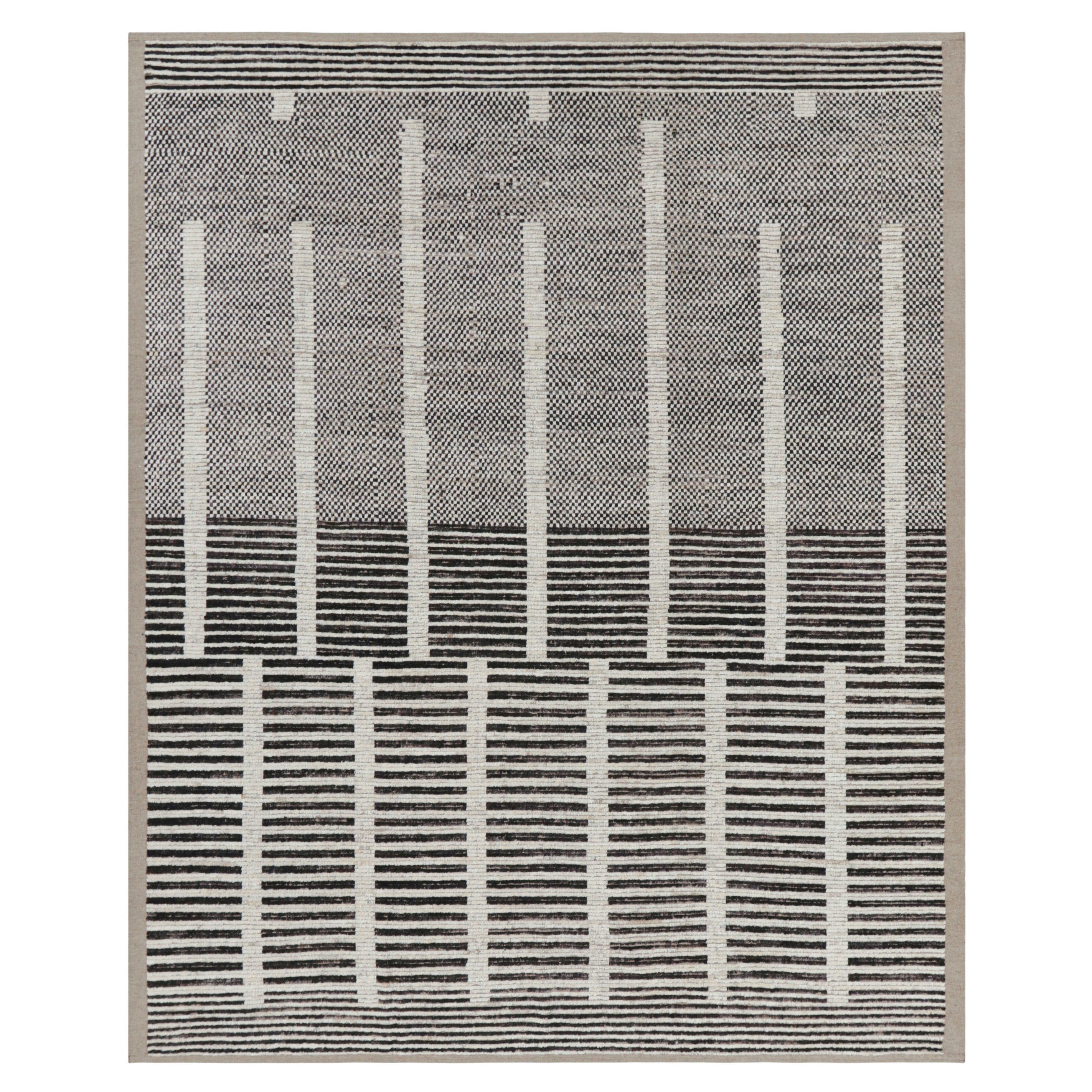 Rug & Kilim's Textur-Kilim in schwarzen und weißen Streifen und geometrischen Mustern im Zustand „Neu“ im Angebot in Long Island City, NY