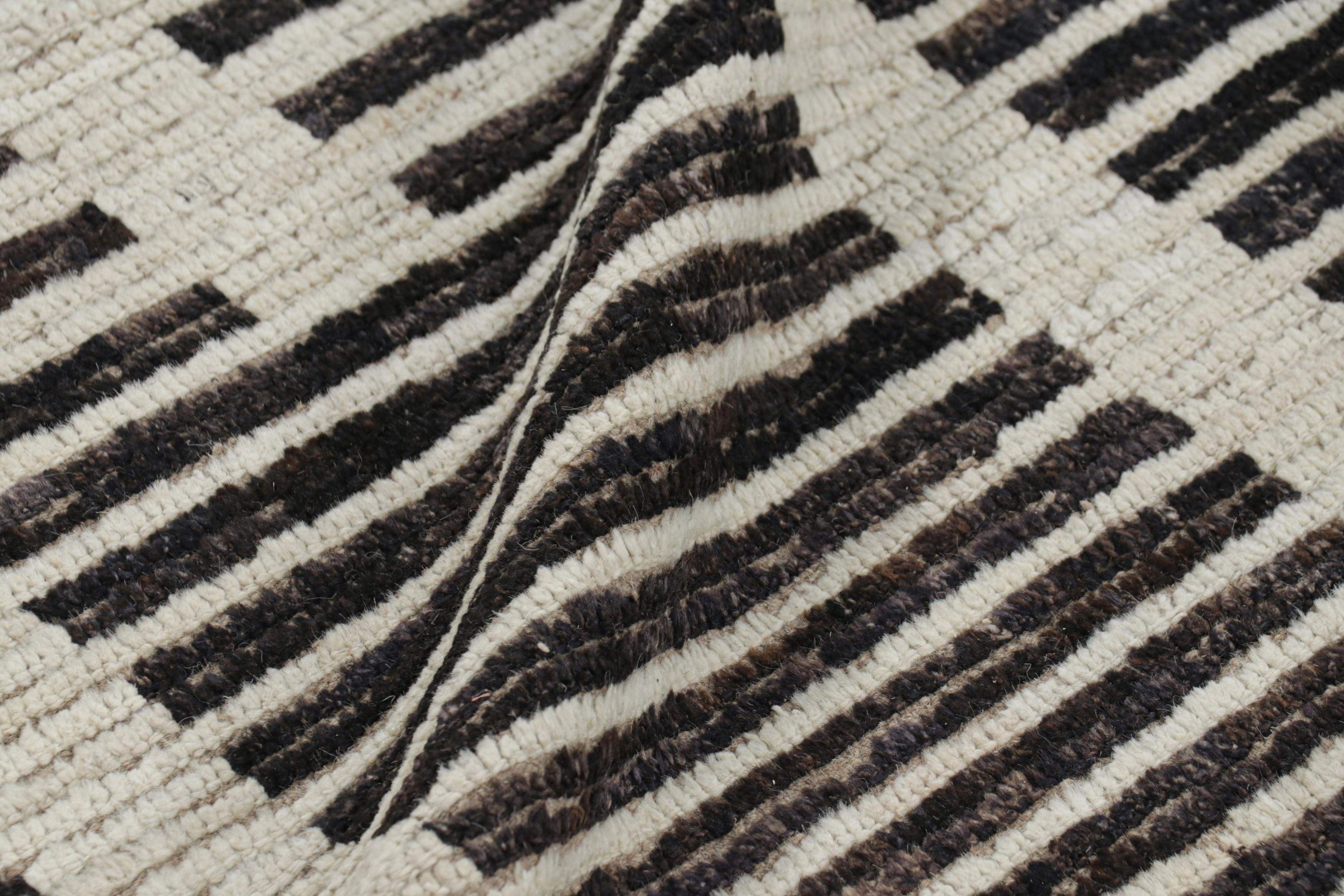 Rug & Kilim's Textur-Kilim in schwarzen und weißen Streifen und geometrischen Mustern (21. Jahrhundert und zeitgenössisch) im Angebot