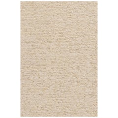 Rug & Kilim è un kilim testurizzato nei toni del crema e del bianco.