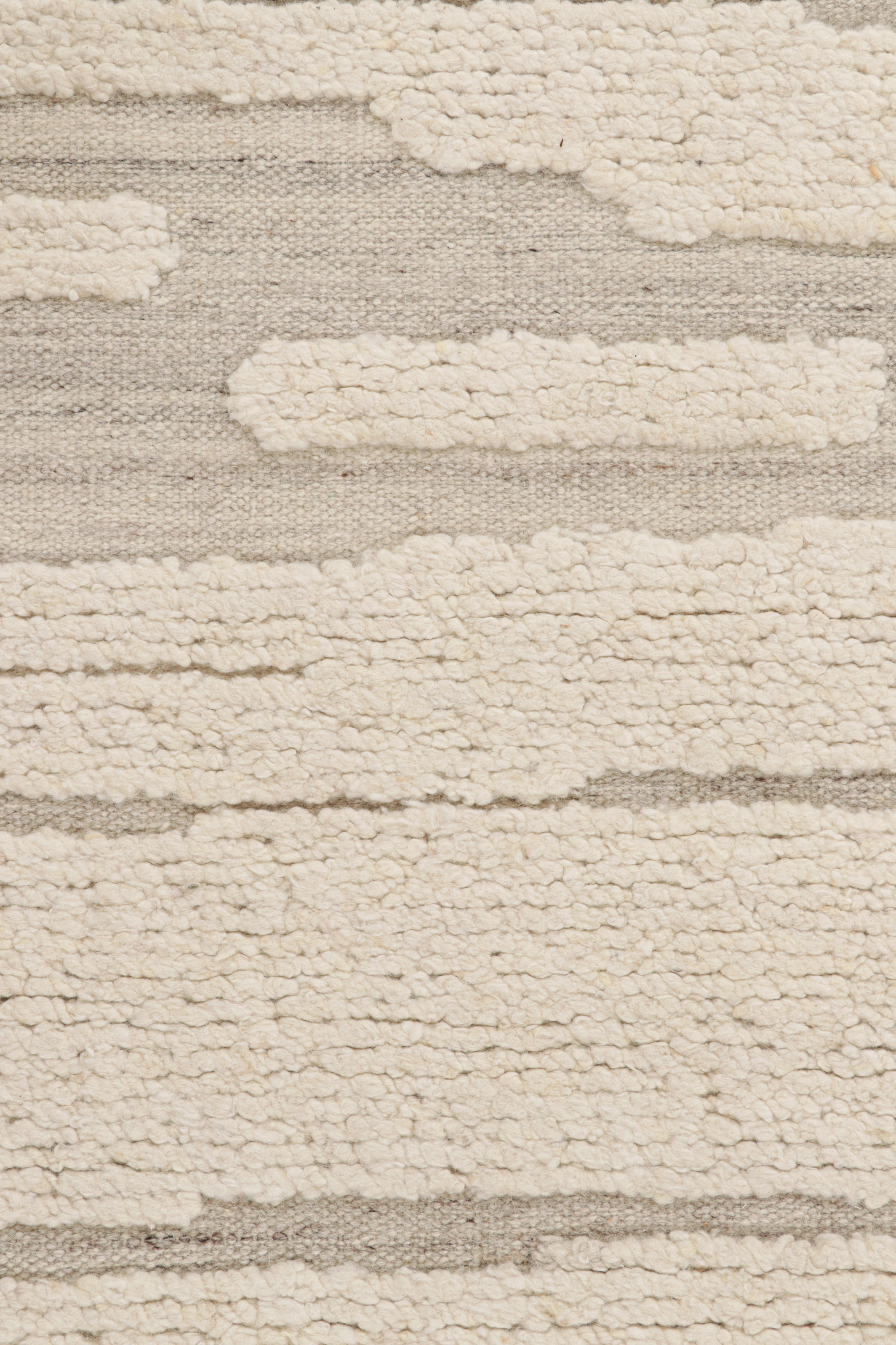 Rug & Kilim's Textur-Kilim in Weiß mit abstrakten Hoch-Tief-Mustern (Moderne) im Angebot