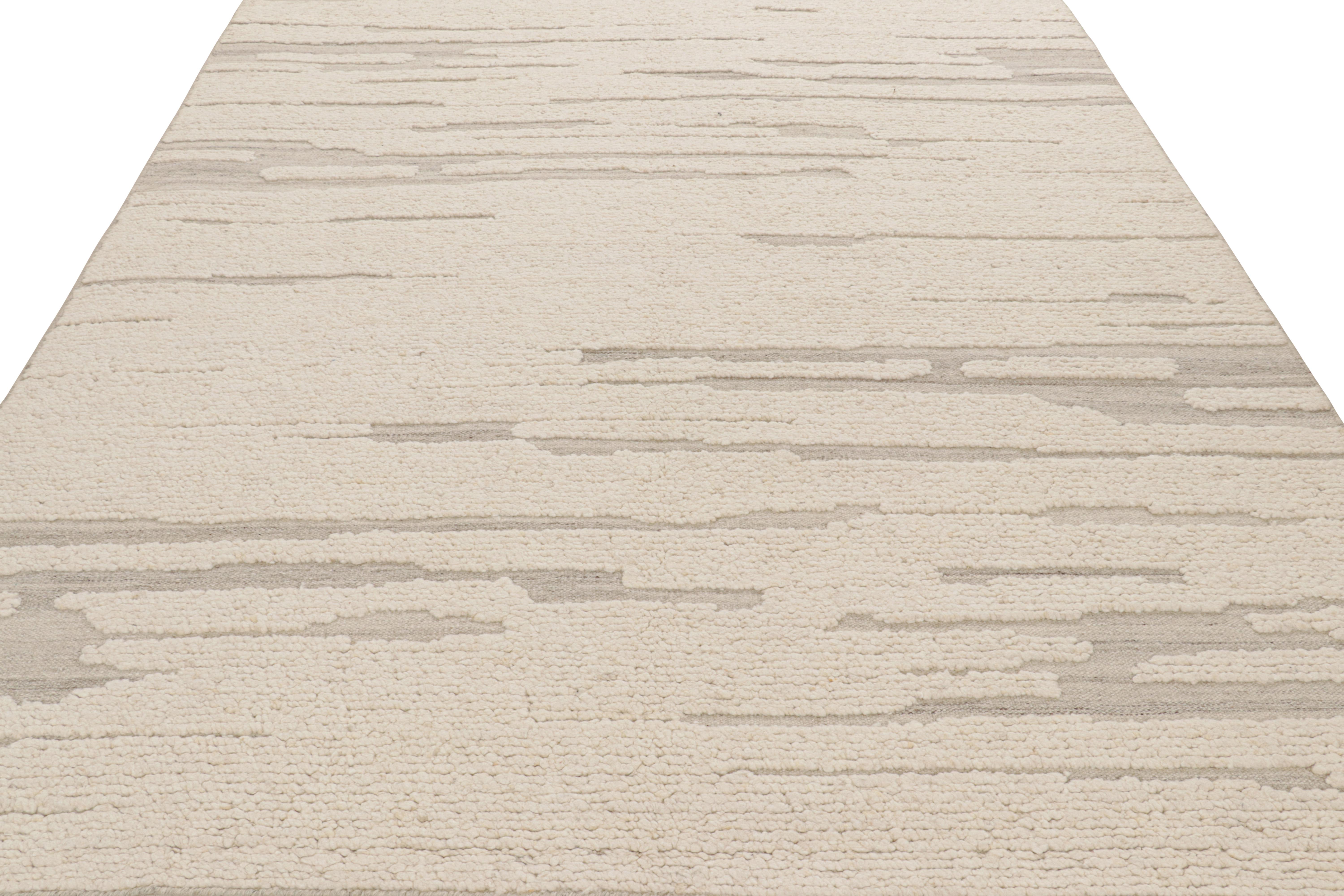 Rug & Kilim's Textur-Kilim in Weiß mit abstrakten Hoch-Tief-Mustern (Handgewebt) im Angebot