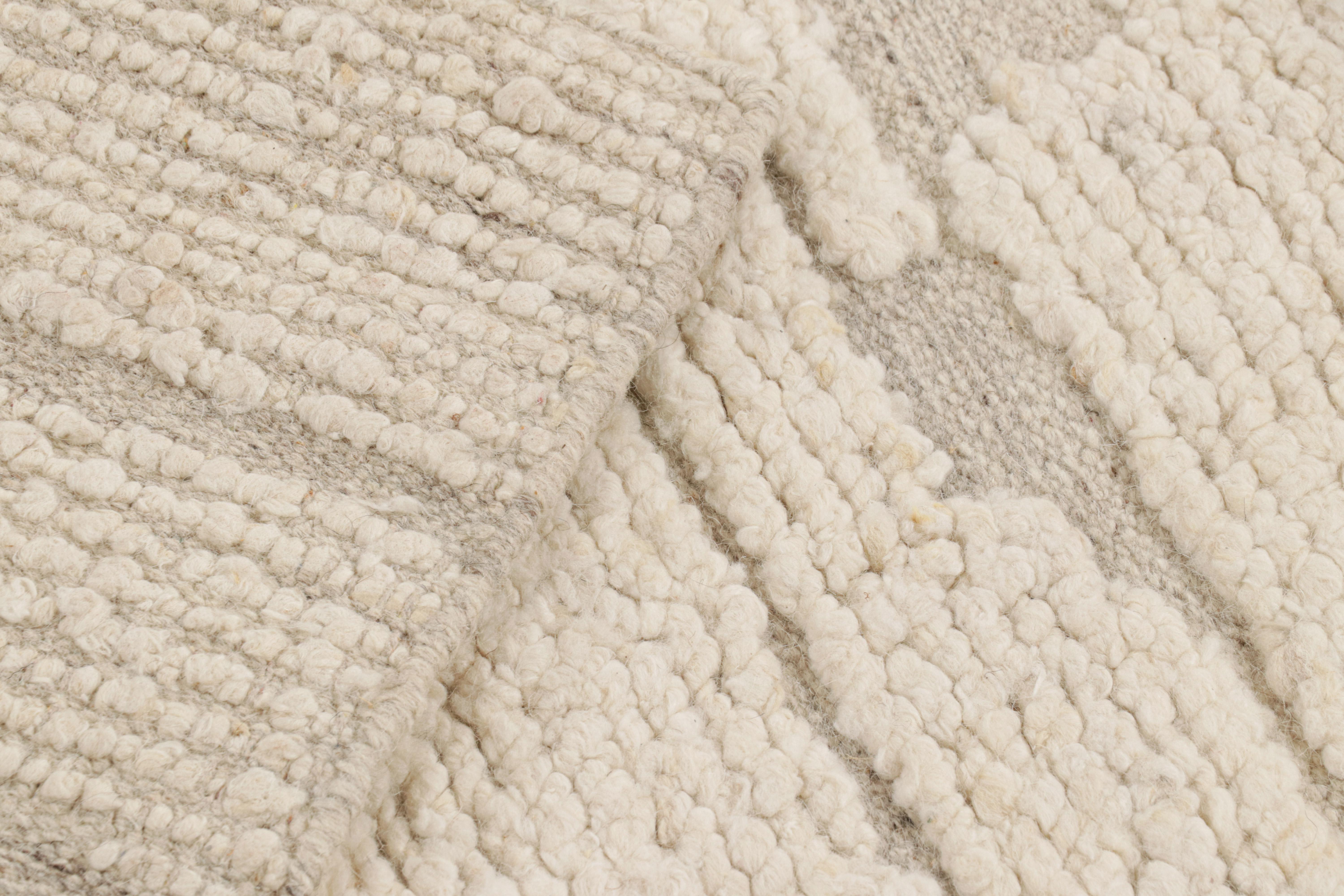 Rug & Kilim's Textur-Kilim in Weiß mit abstrakten Hoch-Tief-Mustern (21. Jahrhundert und zeitgenössisch) im Angebot